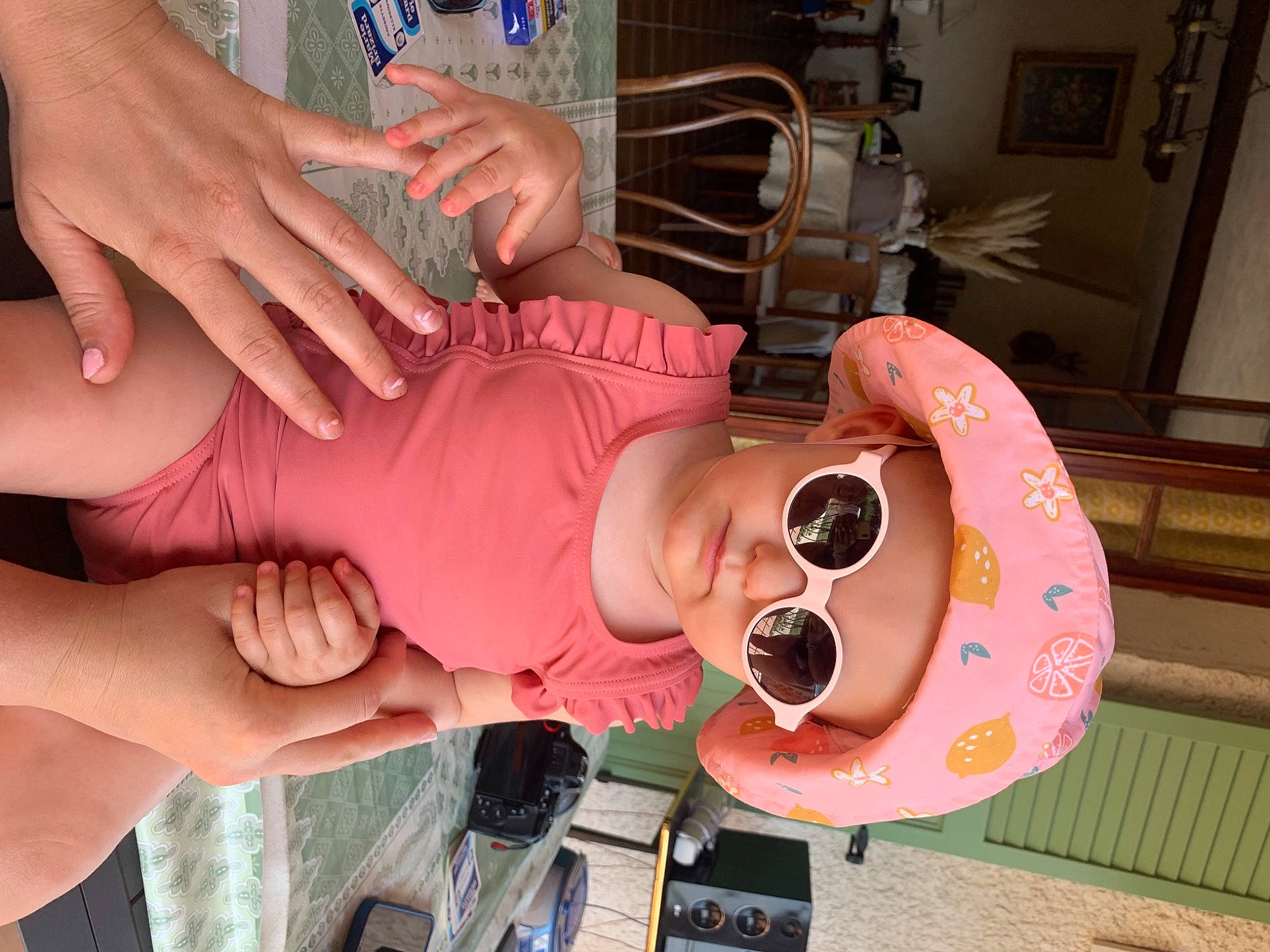 Romy participe au concours pour gagner de l'argent avec cette photo : baby, child, eyelash, finger, flesh, food, foot, fun, gesture, hand, hat, human_leg, mouth, nail, peach, person, picture_frame, pink, thumb, toddler