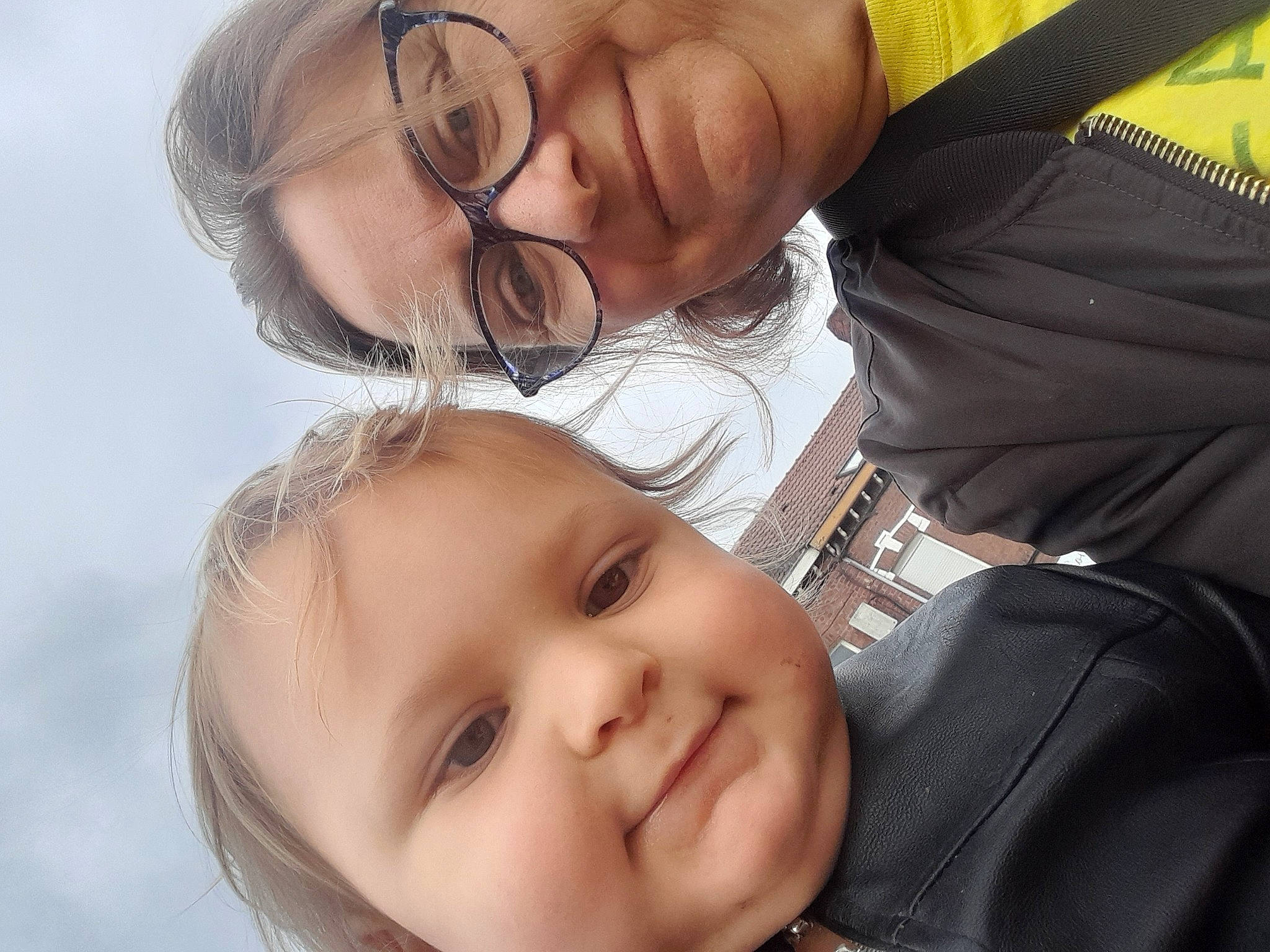 John a rejoint le concours — aidez-le/la à gagner de superbes lots ! baby, cheek, chin, comfort, ear, eye, eyebrow, eyelash, eyewear, facial_expression, finger, forehead, gesture, glasses, happy, joy, lip, mouth, nose, person