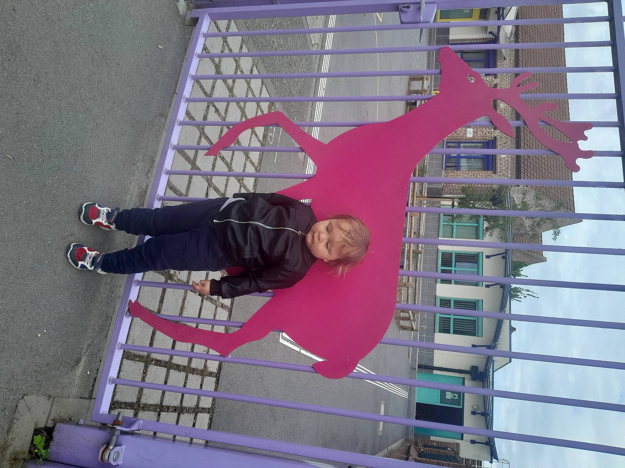 John participe au concours pour gagner de l'argent avec cette photo : art, building, carmine, city, condominium, design, facade, font, fun, leisure, line, magenta, pattern, person, recreation, sidewalk, smile, urban_design, visual_arts, walking_shoe