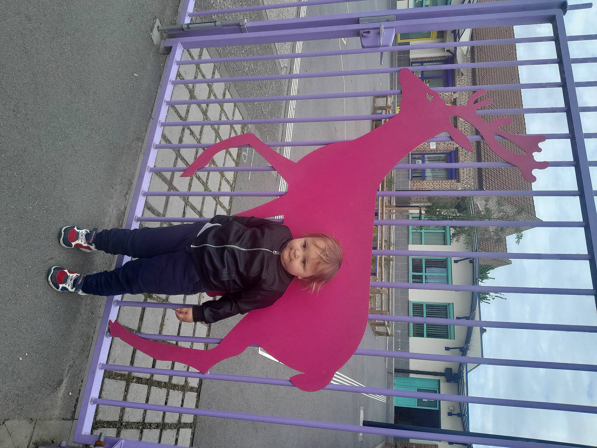 John participe au concours pour gagner de l'argent avec cette photo : art, building, carmine, city, condominium, design, facade, fun, leg, leisure, line, magenta, pattern, person, pink, smile, thigh, urban_design, walking_shoe, wall