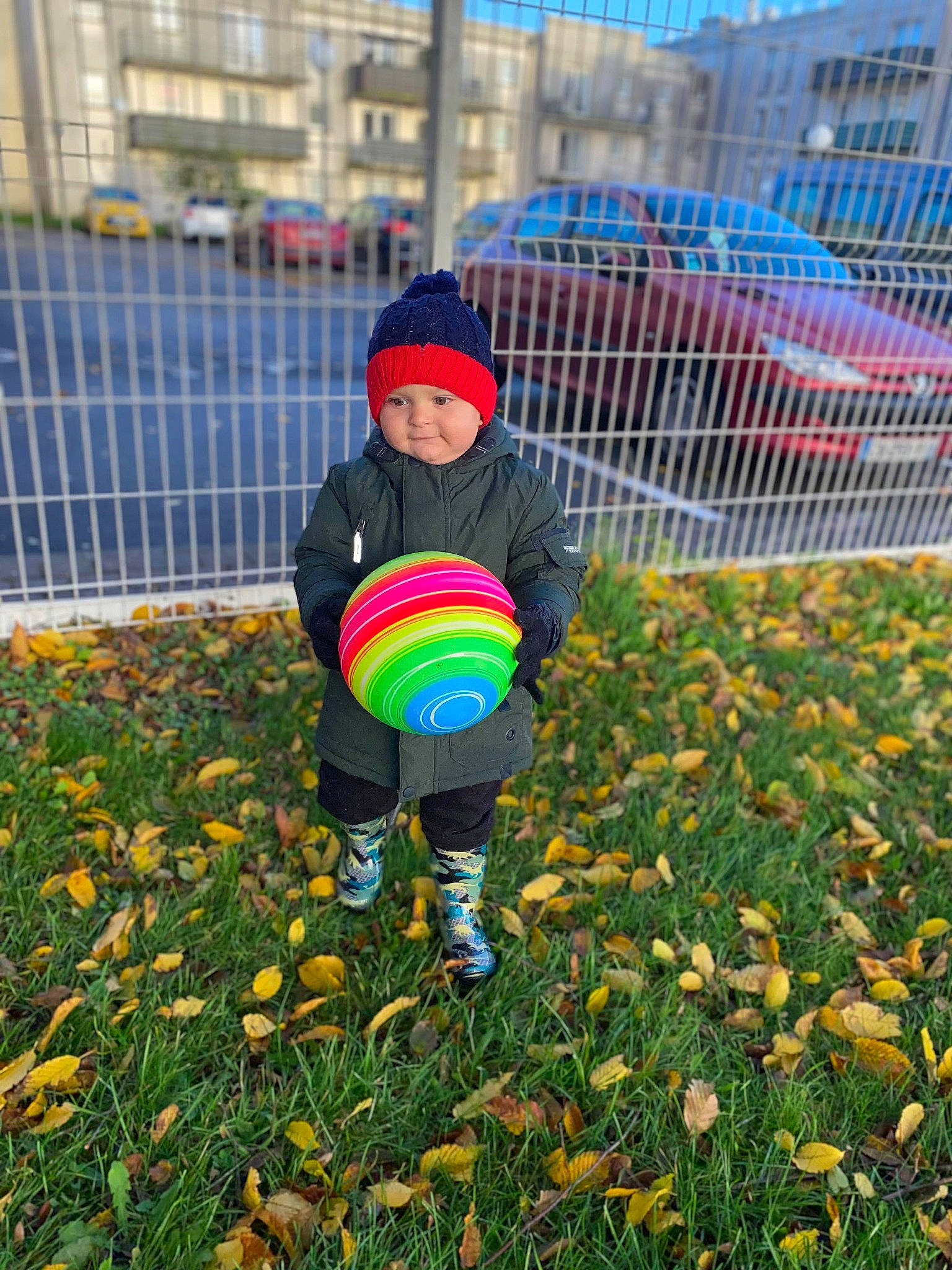 John a rejoint le concours — aidez-le/la à gagner de superbes lots ! ball, fence, flower, football, fun, grass, grass_family, happy, headwear, landscape, lawn, leisure, morning, people_in_nature, person, petal, plant, pumpkin, recreation, sports_equipment