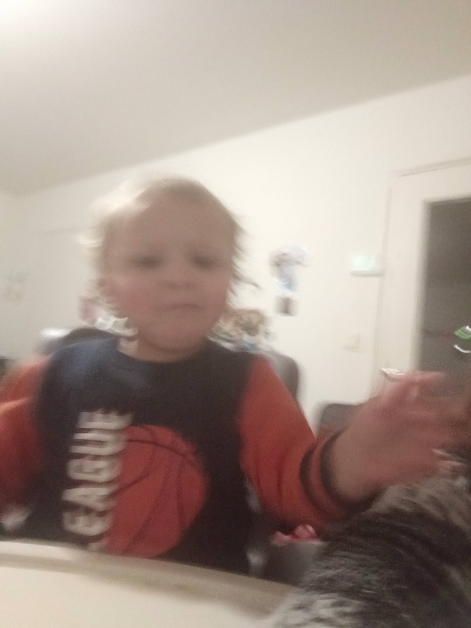 John a rejoint le concours — aidez-le/la à gagner de superbes lots ! baby, cheek, child, comfort, facial_expression, finger, flooring, fun, gesture, mouth, person, plate, room, sitting, sleeve, standing, t_shirt, table, thumb, toddler