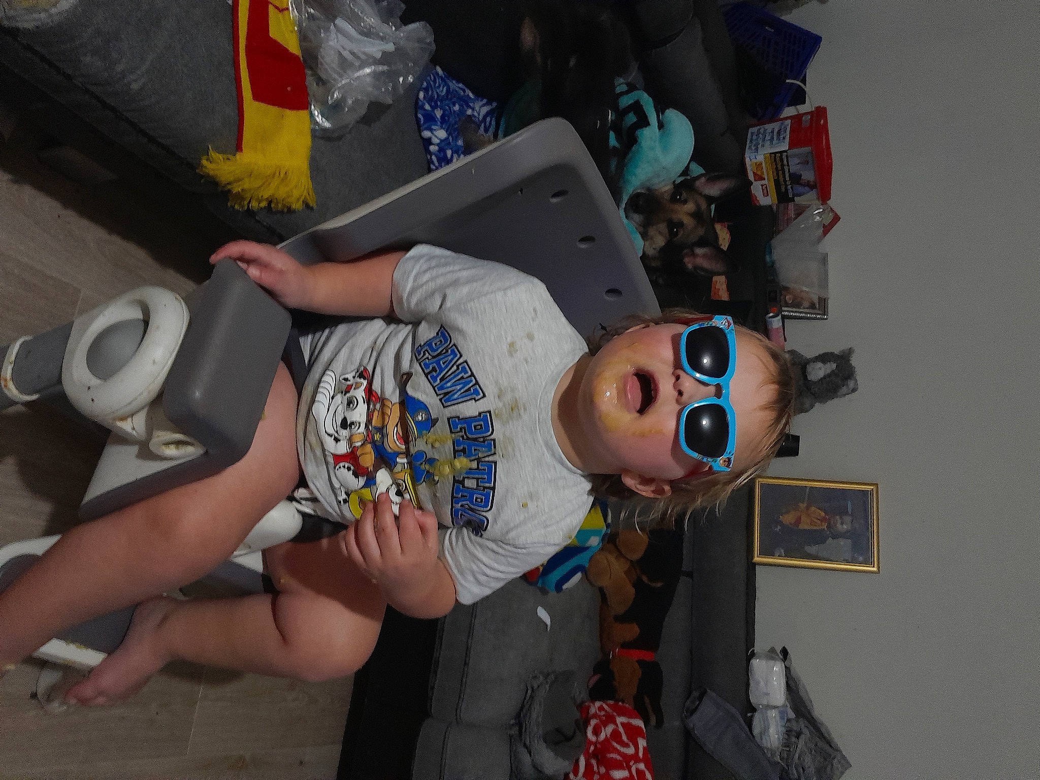 Jihn participe au concours pour gagner de l'argent avec cette photo : child, costume, event, eyewear, fun, hat, headgear, human_leg, leisure, person, personal_protective_equipment, plastic, sandal, shorts, t_shirt, thigh