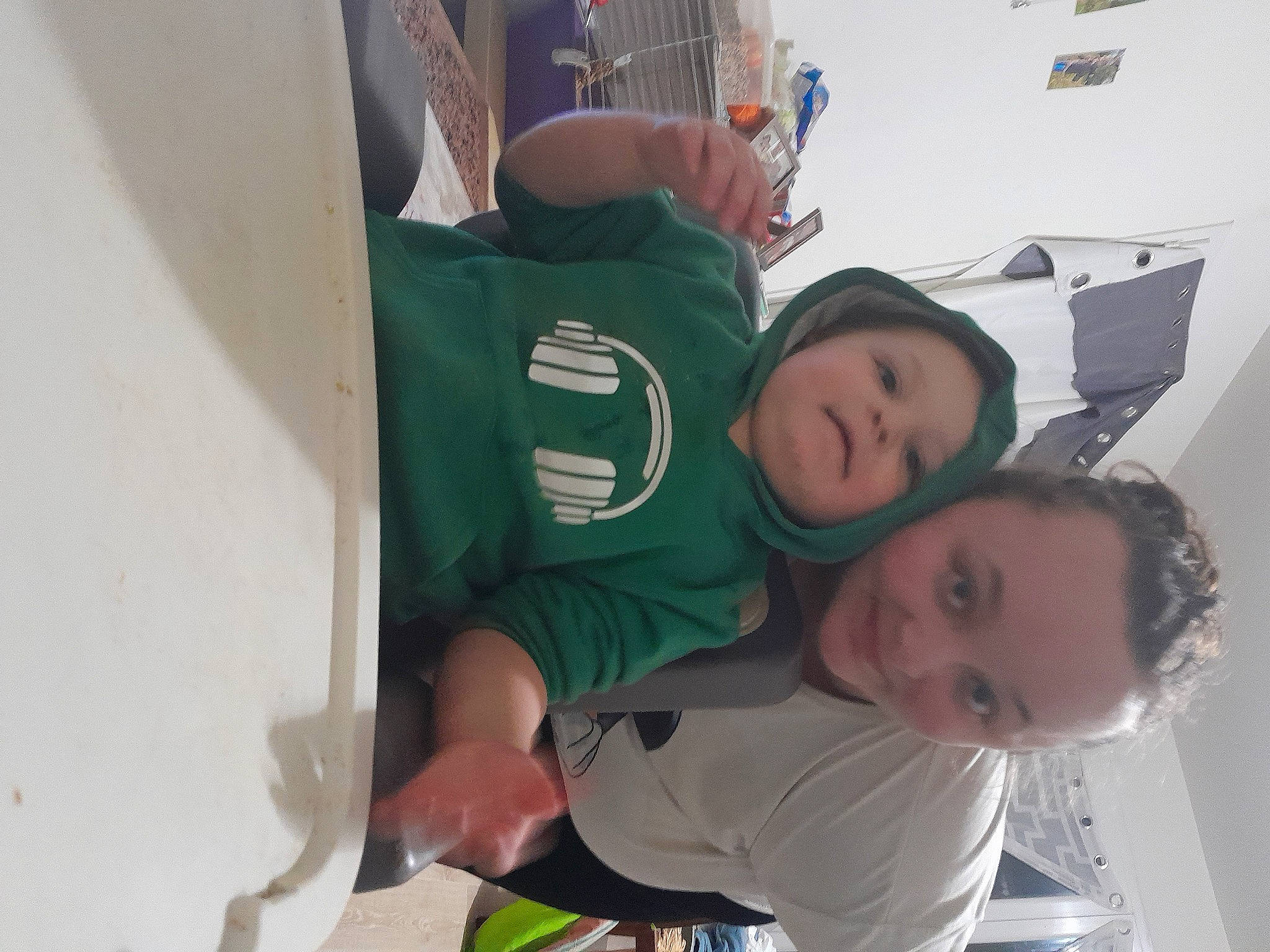 Jihn a rejoint le concours — aidez-le/la à gagner de superbes lots ! arm, child, comfort, elbow, fun, happy, joint, joy, leisure, person, room, sports_uniform, sportswear, t_shirt, toddler, vacation