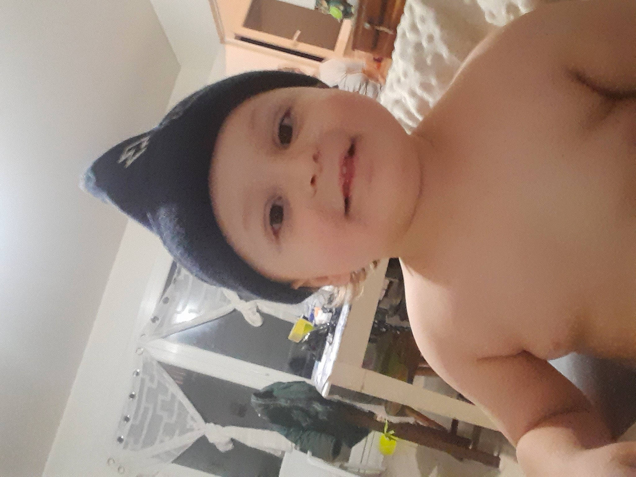 Jihn participe au concours pour gagner de l'argent avec cette photo : arm, cheek, chin, ear, eyelash, finger, forehead, happy, headwear, human_body, iris, jaw, joint, joy, lip, mouth, neck, nose, person, shoulder