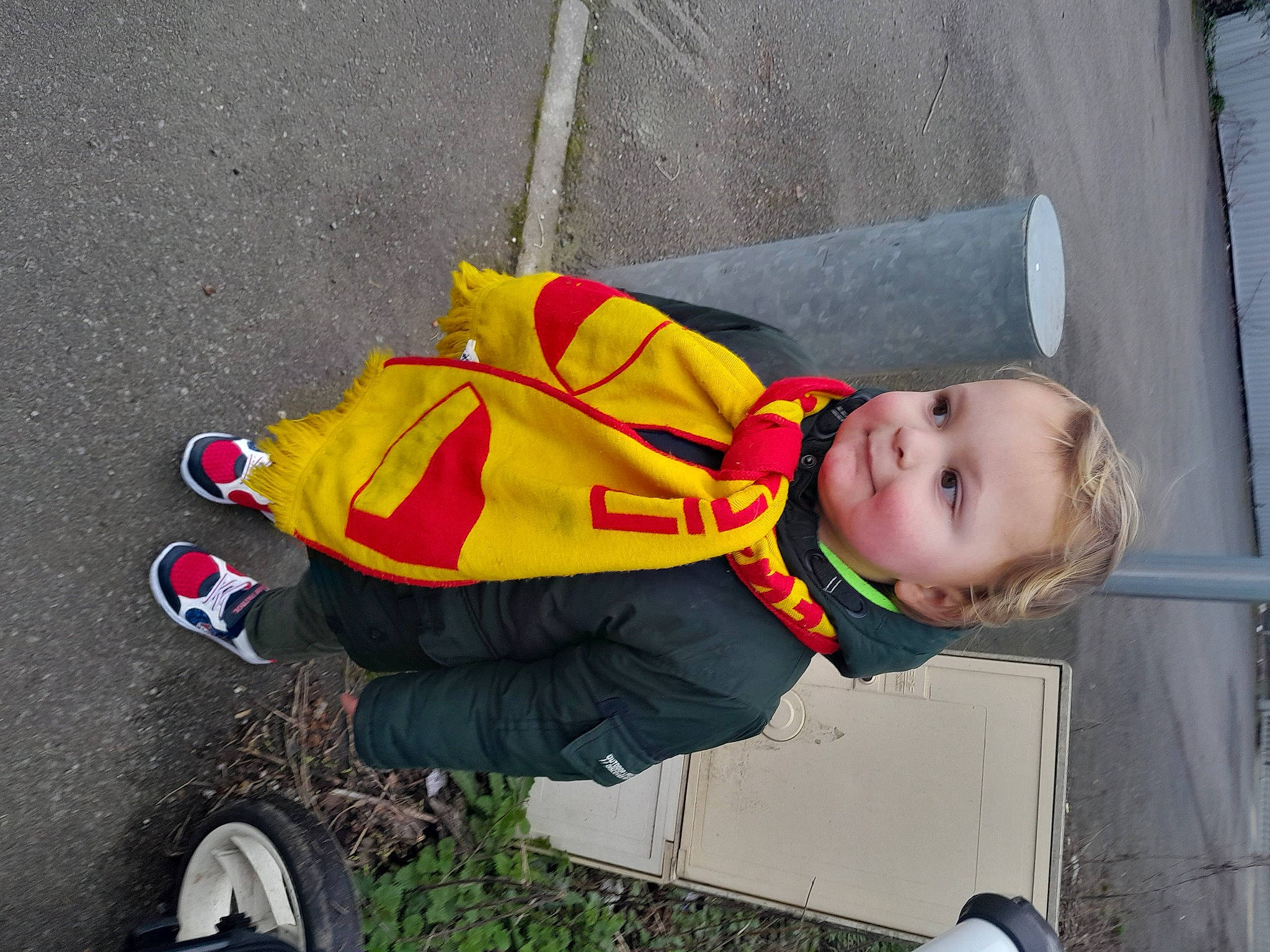 Jihn participe au concours pour gagner de l'argent avec cette photo : automotive_tire, baby, baby_toddler_clothing, carmine, child, fun, joy, mechanical_fan, person, personal_protective_equipment, plant, smile, tire, toddler, vehicle, walking_shoe, wheel, white