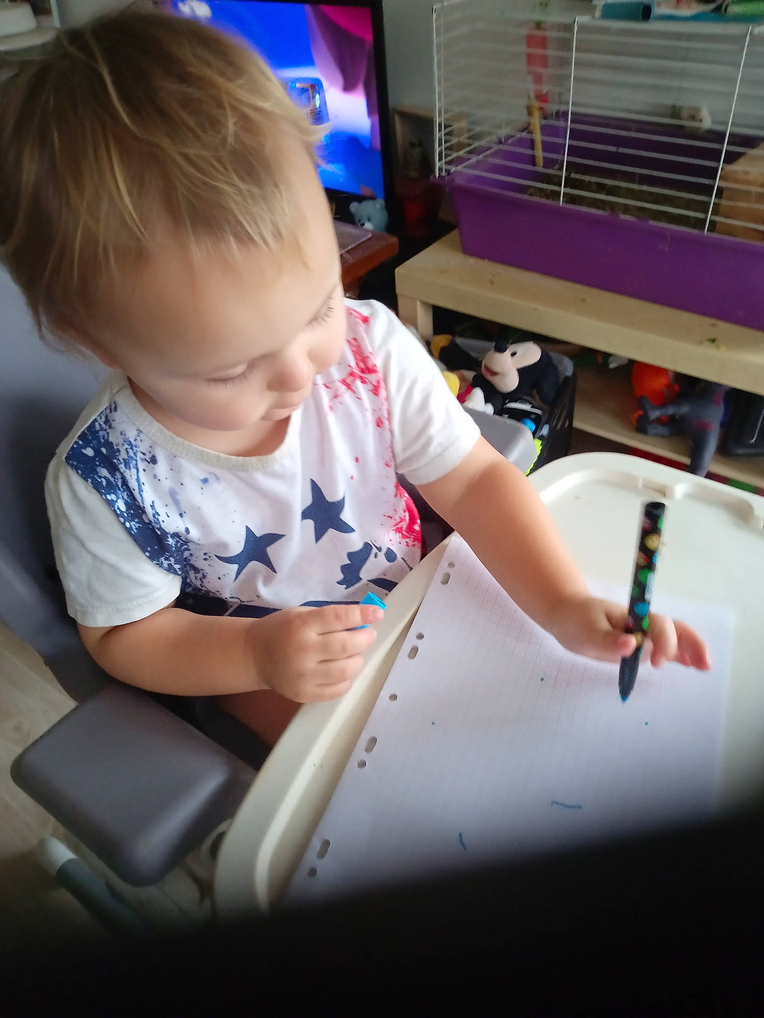 John a rejoint le concours — aidez-le/la à gagner de superbes lots ! baby, baby_toddler_clothing, child, desk, display_device, flooring, fun, gadget, glass, home_appliance, machine, person, play, room, sitting, t_shirt, table, television, toddler, wood