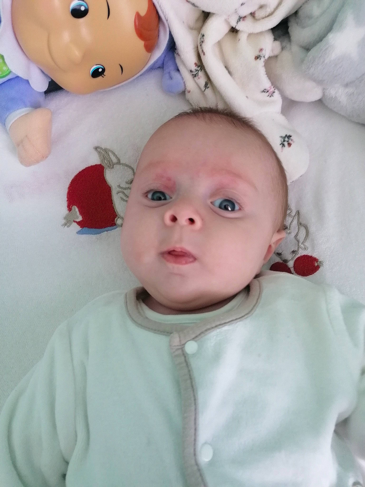 Cléa participe au concours pour gagner de l'argent avec cette photo : baby_toddler_clothing, cheek, eye, face, facial_expression, gesture, happy, head, human, mammal, mouth, nose, organ, person, pink, product, skin, sleeve, textile, toy