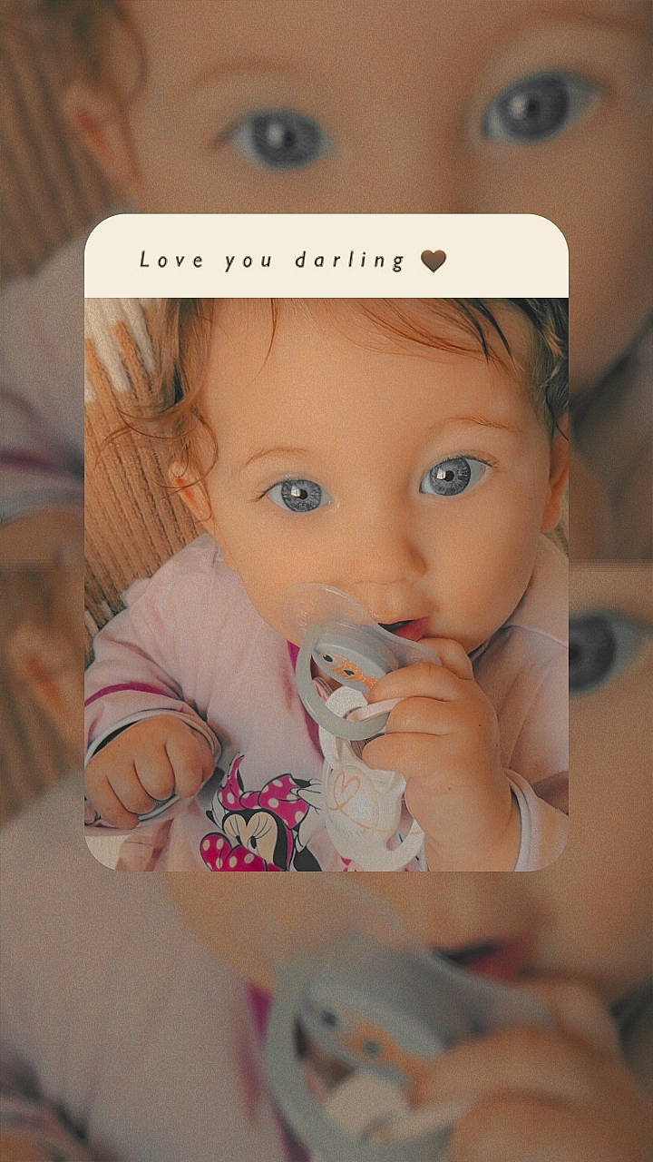 Naya a rejoint le concours — aidez-le/la à gagner de superbes lots ! baby, baby_toddler_clothing, cheek, child, communication_device, eyebrow, eyelash, finger, gadget, gesture, happy, iris, lip, nail, nose, person, portable_communications_device, skin, sleeve, thumb