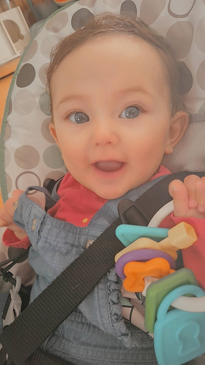 Naya participe au concours pour gagner de l'argent avec cette photo : arm, baby, baby_toddler_clothing, cheek, child, eye, facial_expression, finger, fun, happy, head, iris, mouth, nose, organ, people, person, product, skin, smile