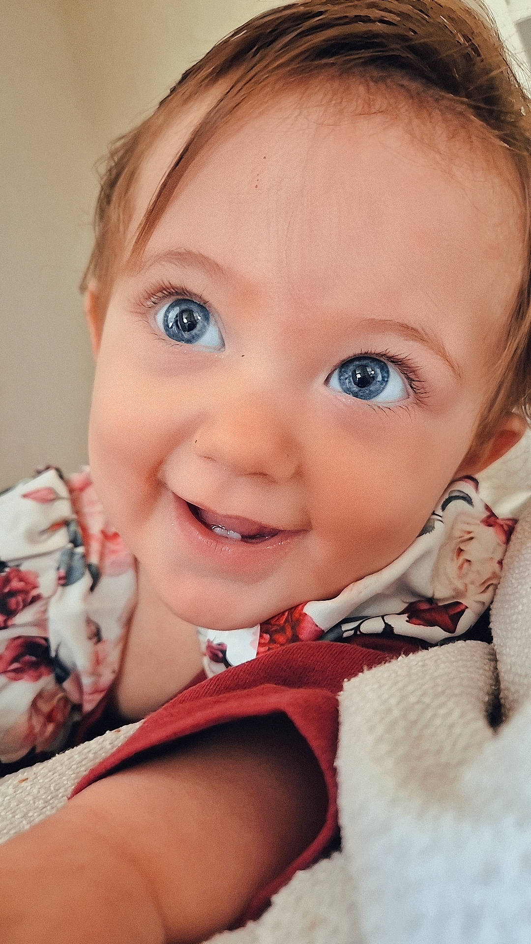 Naya a rejoint le concours — aidez-le/la à gagner de superbes lots ! arm, cheek, chin, ear, eye, eyebrow, eyelash, face, facial_expression, flash_photography, hand, happy, human_body, iris, joy, lip, mouth, neck, nose, person