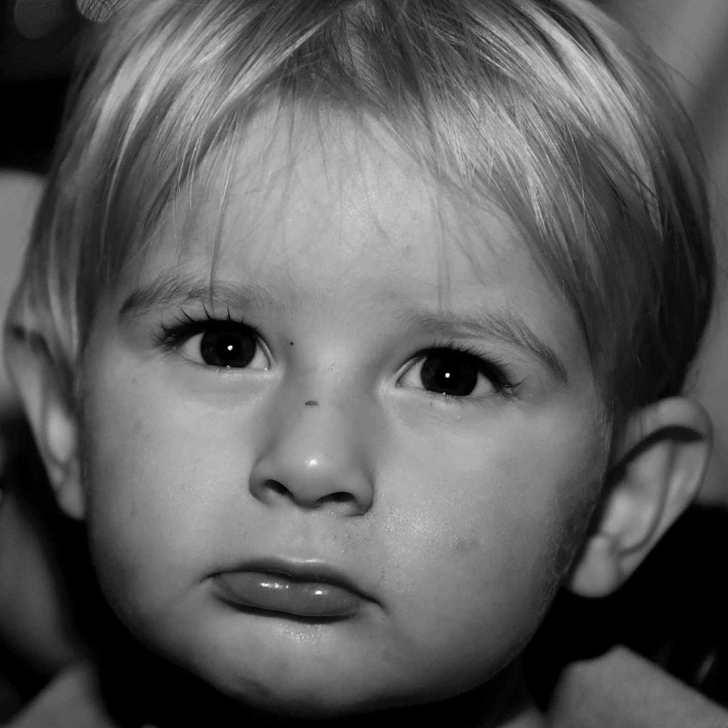 Léo participe au concours pour gagner de l'argent avec cette photo : baby, blonde, bodypart, crying, face, finger, freckle, frown, hair, haircut, hairdresser, hand, happy, head, mouth, person, photography, portrait, sad, smile