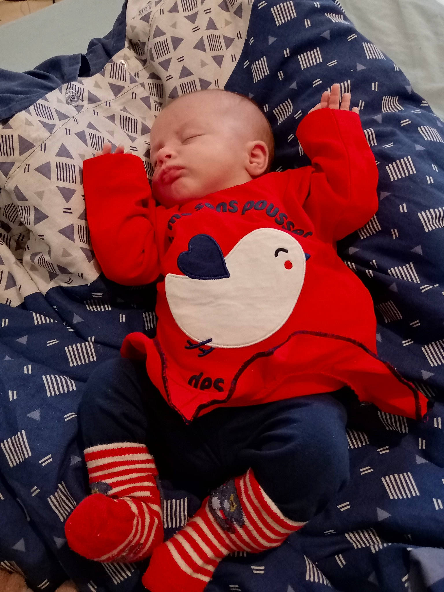 Roselyna a rejoint le concours — aidez-le/la à gagner de superbes lots ! baby, baby_toddler_clothing, carmine, child, comfort, design, happy, lap, linens, pattern, person, red, room, sitting, sleeve, stuffed_toy, t_shirt, textile, thigh, toddler
