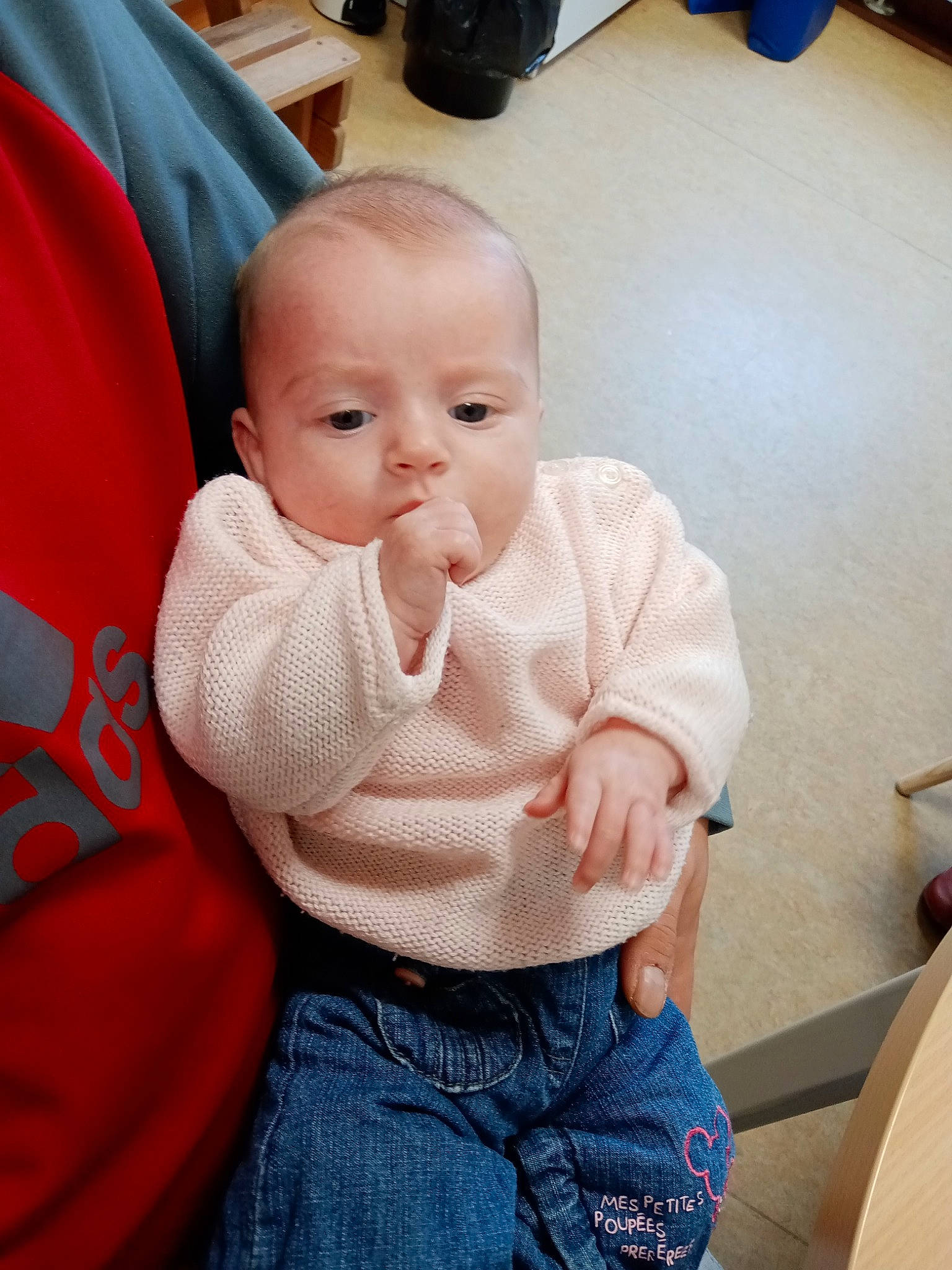 Roselyna participe au concours pour gagner de l'argent avec cette photo : abdomen, baby, baby_products, baby_toddler_clothing, chair, cheek, child, comfort, flooring, happy, iris, lap, mouth, neck, nose, person, skin, sleeve, t_shirt, toddler