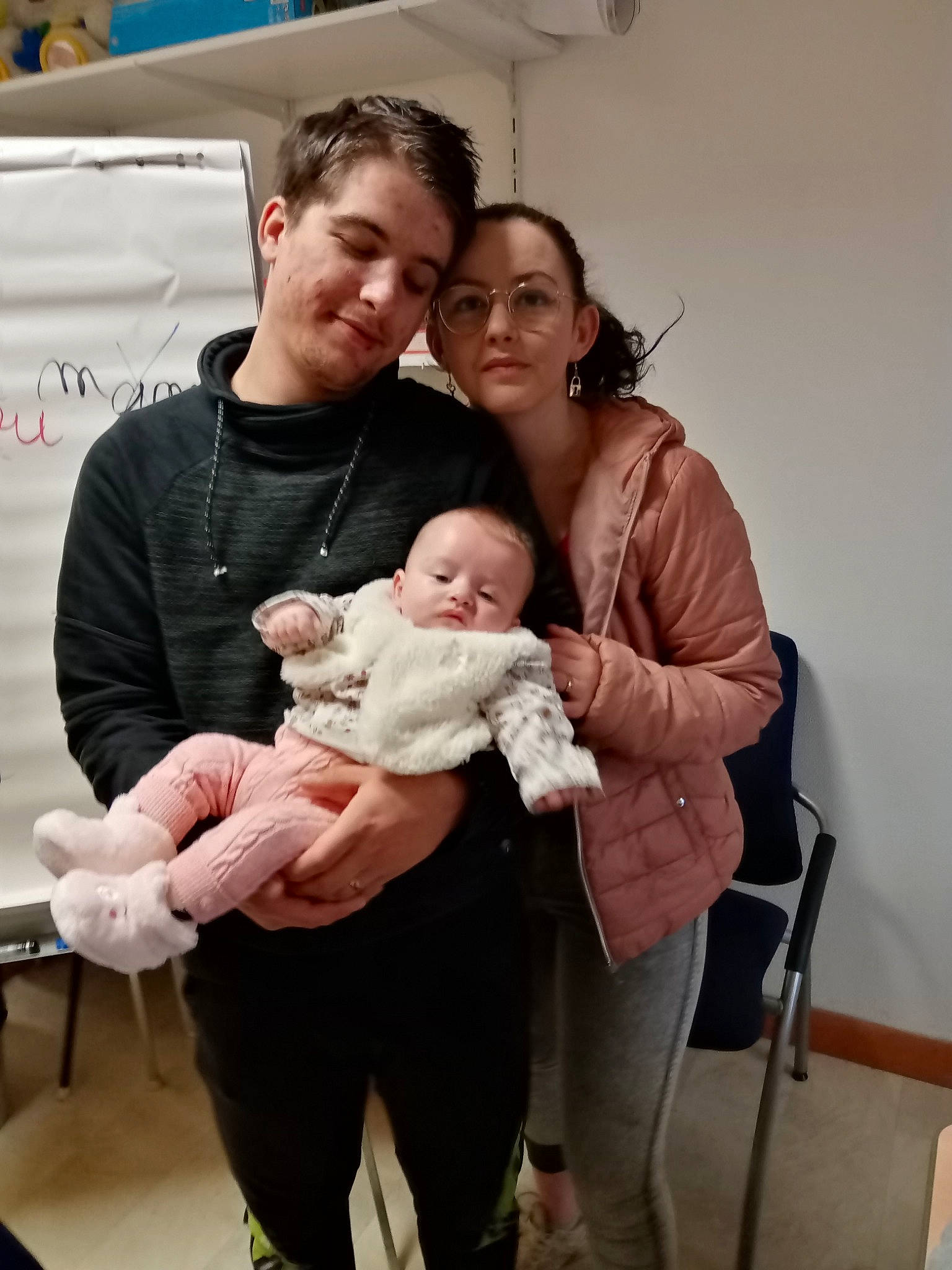 Roselyna participe au concours pour gagner de l'argent avec cette photo : abdomen, baby, baby_products, chair, child, comfort, companion_dog, event, family, fun, fur, happy, jewellery, joy, lap, person, room, sitting, skin, smile