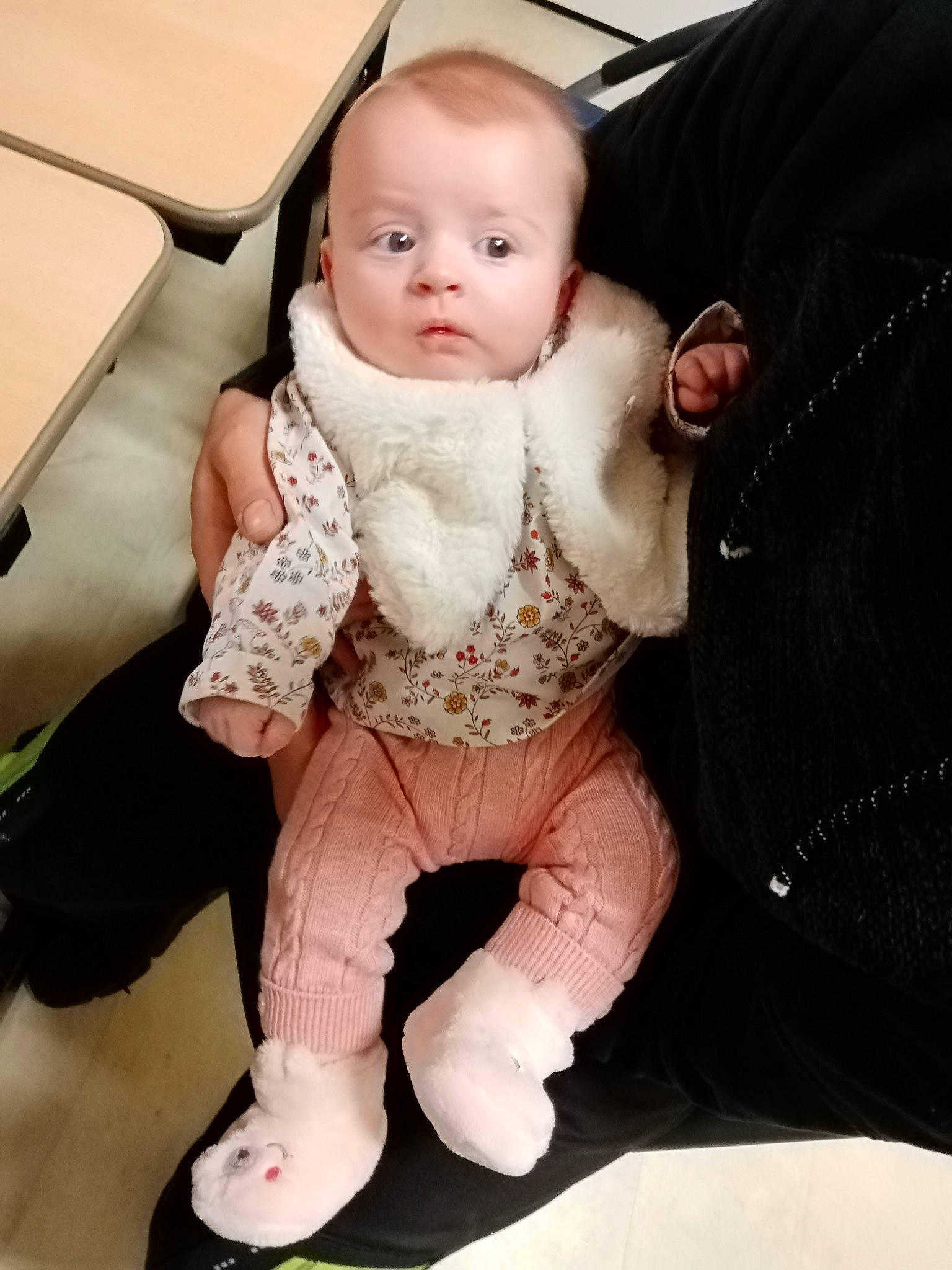 Roselyna a rejoint le concours — aidez-le/la à gagner de superbes lots ! baby, baby_products, baby_toddler_clothing, car_seat, chair, cheek, child, comfort, foot, happy, human_leg, knee, lap, leg, nail, person, sitting, sleeve, thigh, toddler