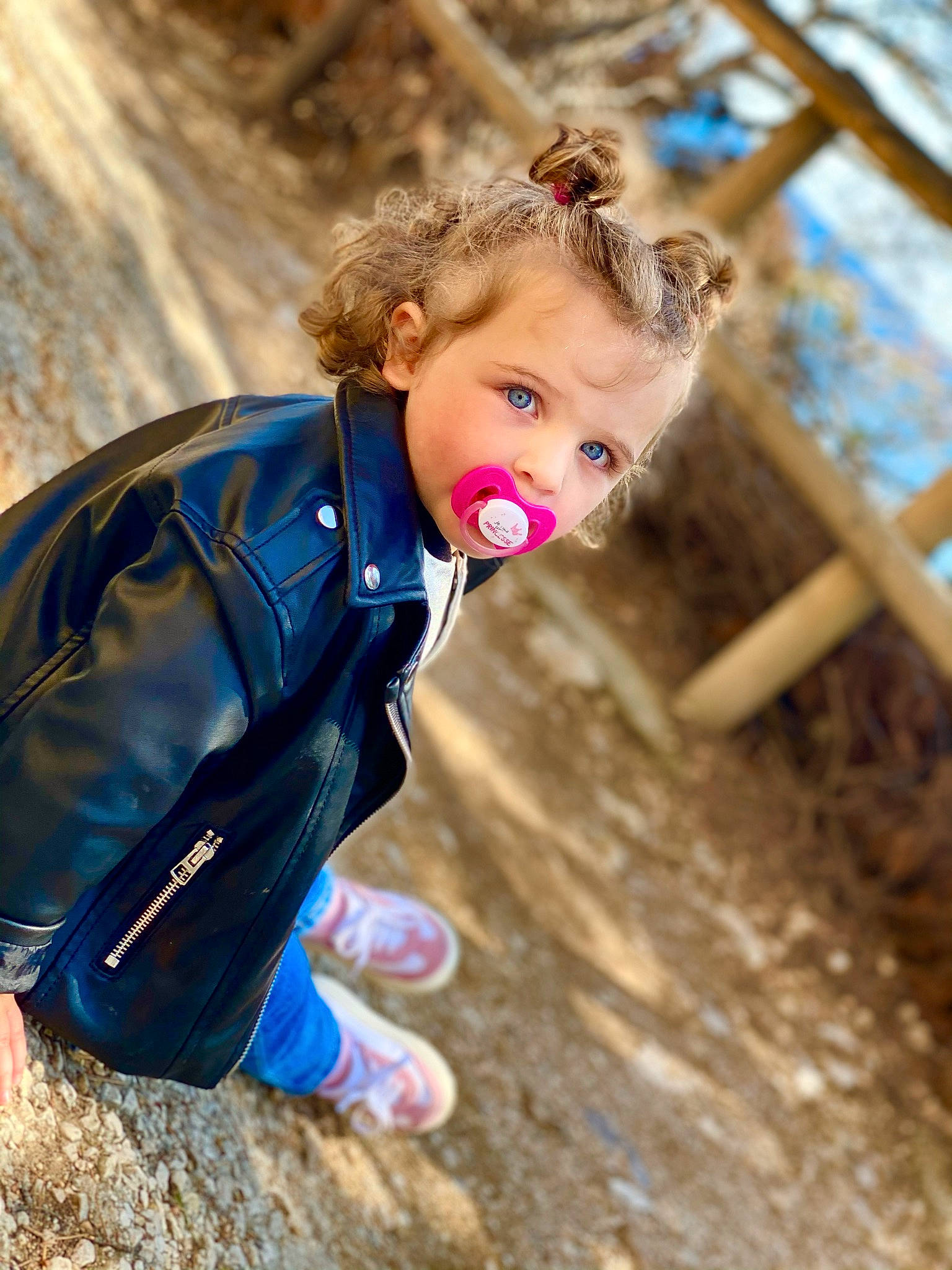 Giulia participe au concours pour gagner de l'argent avec cette photo : child, city, electric_blue, forest, fun, grass, happy, landscape, leisure, magenta, nature, outdoor_play_equipment, people_in_nature, person, recreation, sitting, soil, swing, toddler, tree