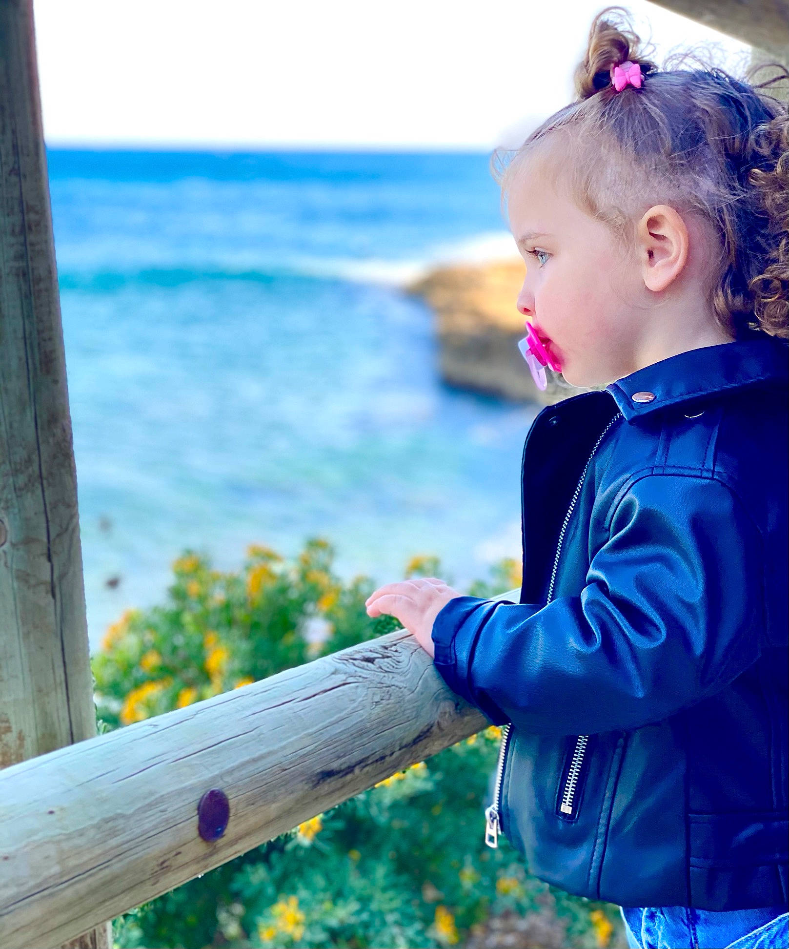 Giulia participe au concours pour gagner de l'argent avec cette photo : azure, baby_toddler_clothing, blue, clothing, grass, hair, hairstyle, happy, head, iris, outerwear, people_in_nature, person, photograph, sky, sleeve, standing, summer, toddler, water