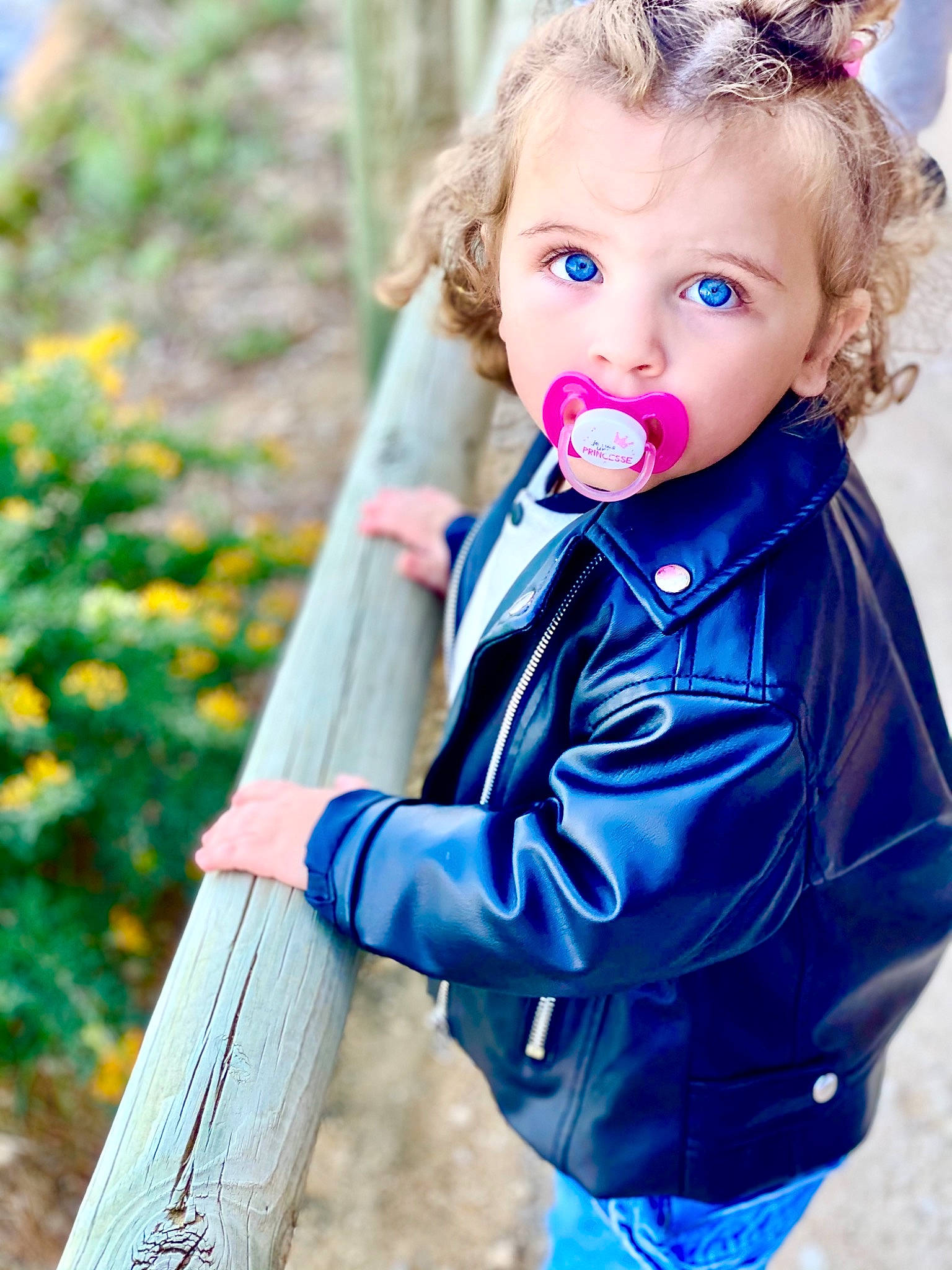 Giulia participe au concours pour gagner de l'argent avec cette photo : baby_toddler_clothing, blue, dress, eye, face, facial_expression, flash_photography, grass, hairstyle, happy, head, outerwear, people_in_nature, person, photograph, plant, product, sleeve, standing, toddler