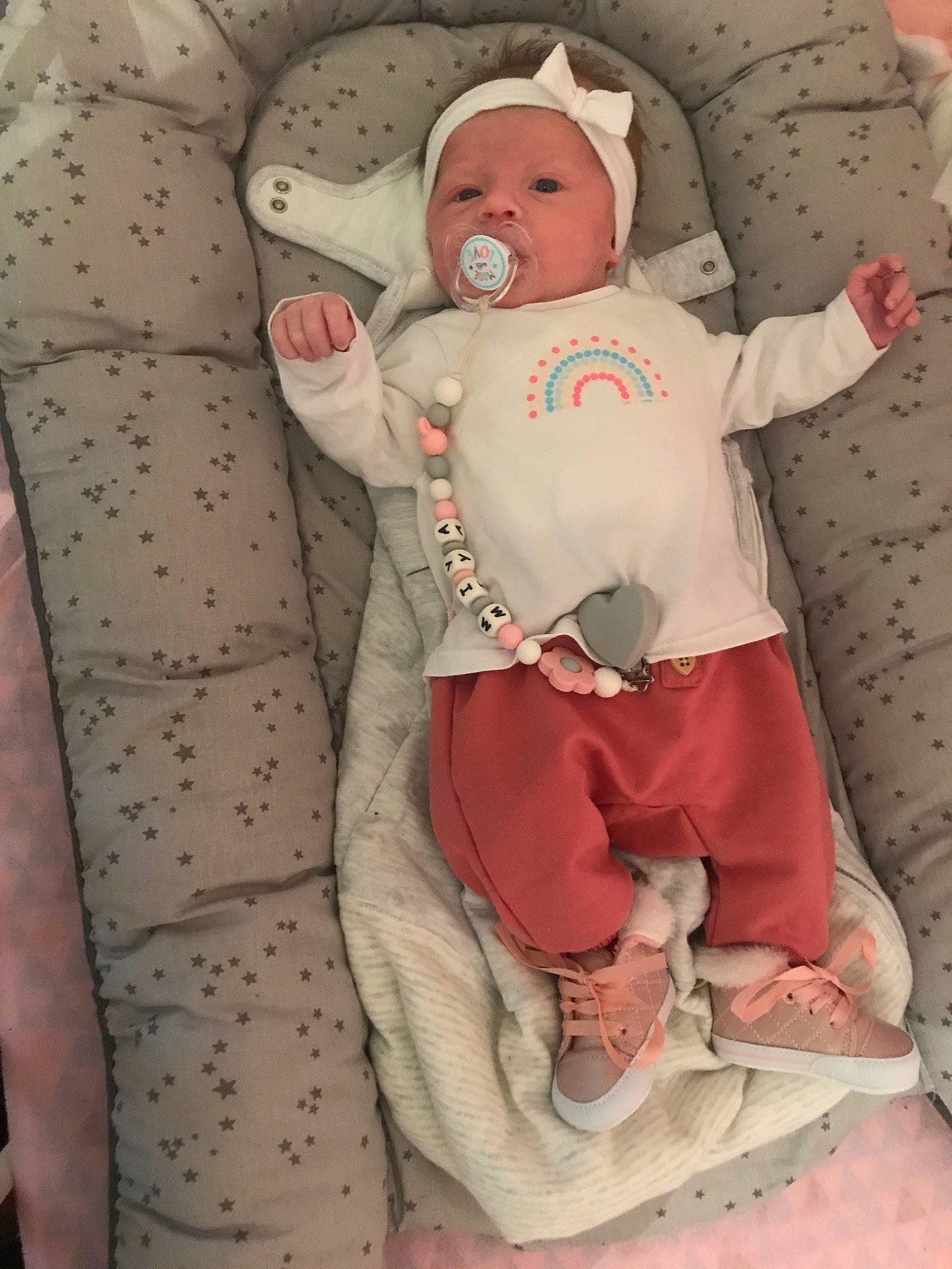 Miya participe au concours pour gagner de l'argent avec cette photo : arm, baby, child, headwear, illustration, person, toddler