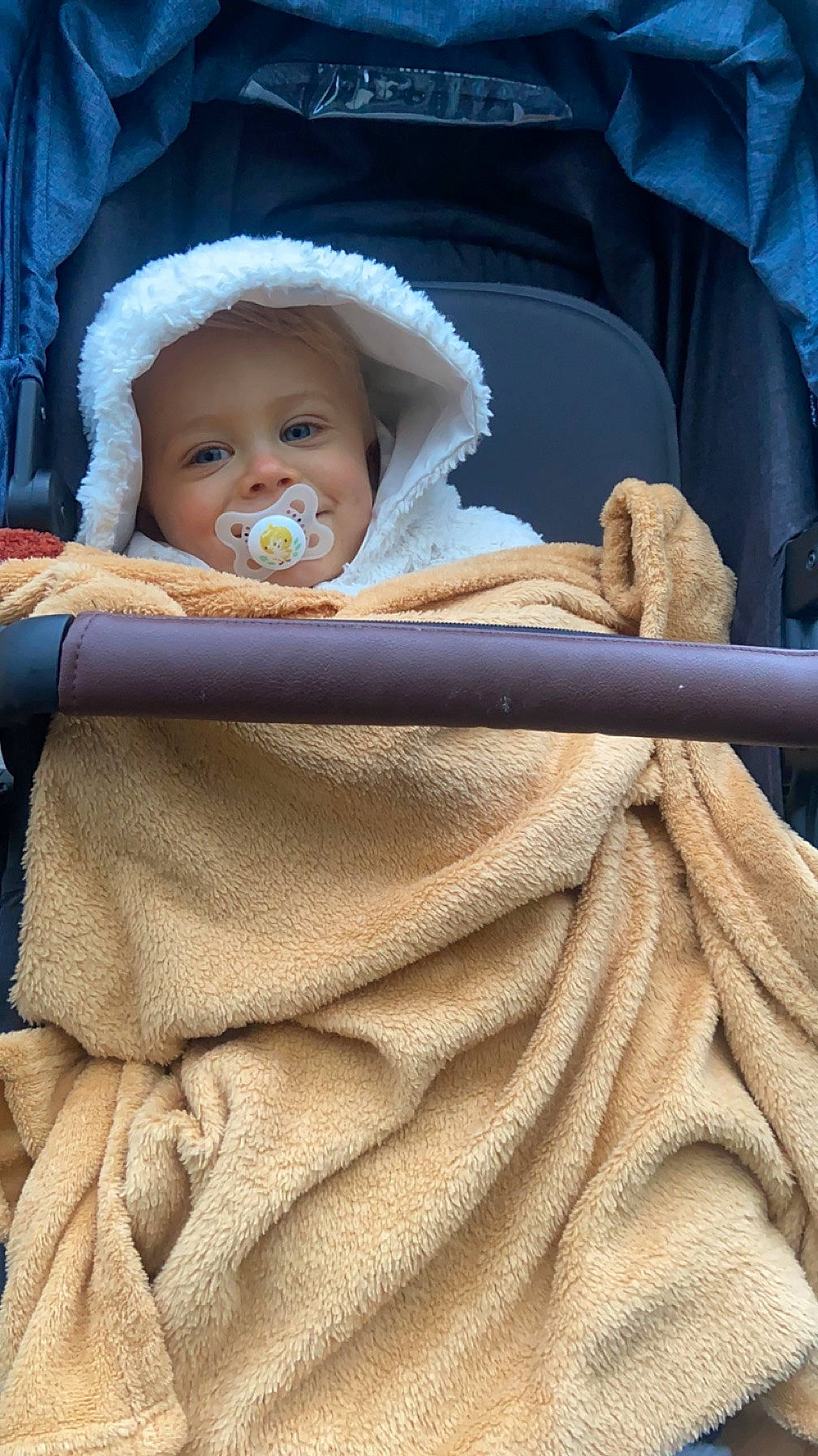 Juliann a rejoint le concours — aidez-le/la à gagner de superbes lots ! baby, baby_products, baby_safety, baby_sleeping, baby_toddler_clothing, cheek, child, comfort, eye, facial_expression, headgear, headwear, linens, person, room, sitting, skin, sleeve, smile, textile