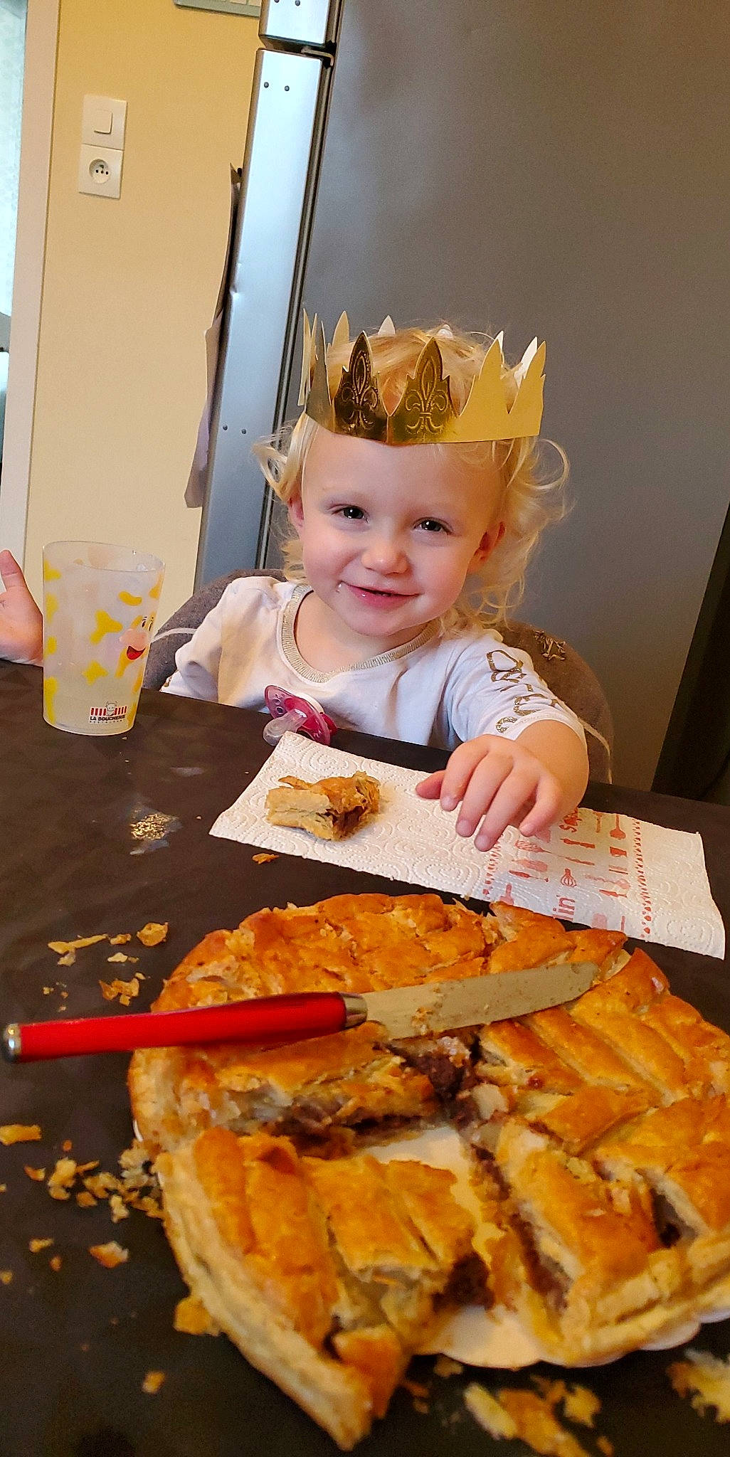 Louna a rejoint le concours — aidez-le/la à gagner de superbes lots ! baking, chair, child, cuisine, dish, event, finger_food, food, food_craving, fried_food, ingredient, joy, junk_food, orange, person, plate, produce, recipe, table, tableware