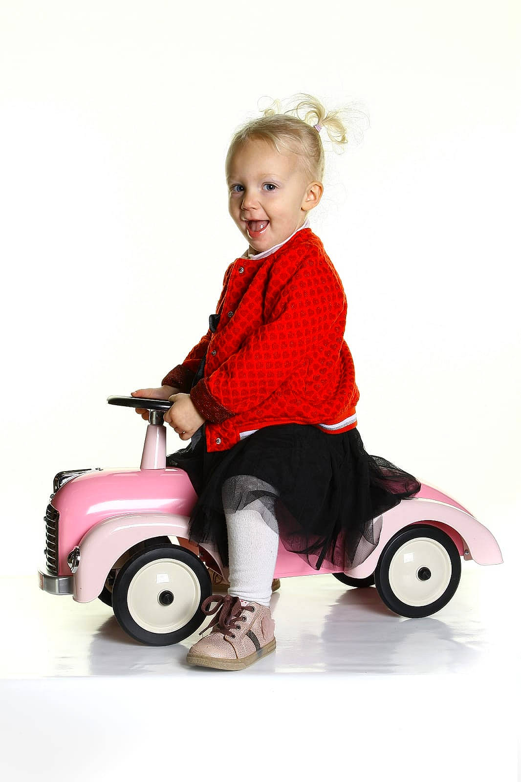 Louna a rejoint le concours — aidez-le/la à gagner de superbes lots ! automotive_design, automotive_tire, automotive_wheel_system, baby_toddler_clothing, child, clothing, flash_photography, happy, human_body, person, recreation, riding_toy, rolling, sleeve, smile, t_shirt, tire, toddler, toy, vehicle