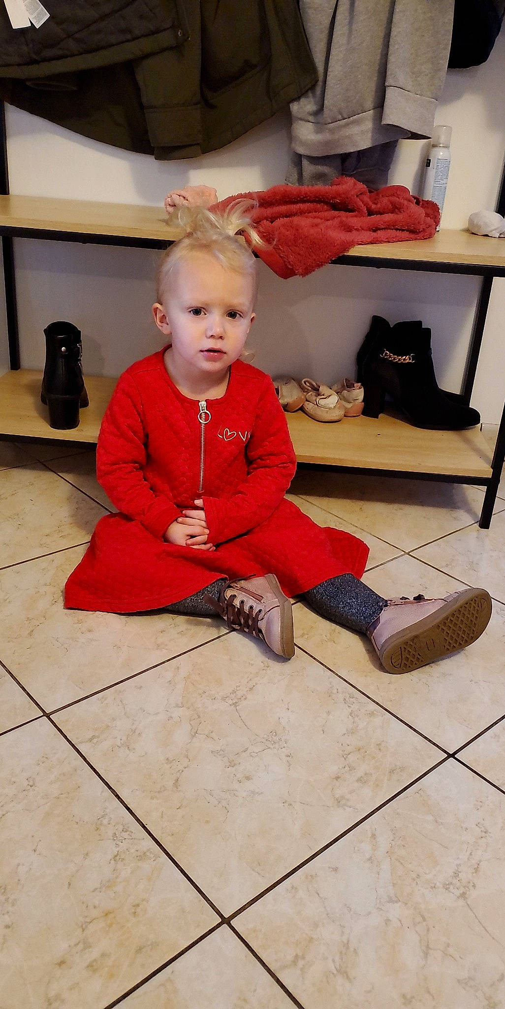 Louna a rejoint le concours — aidez-le/la à gagner de superbes lots ! baby, baby_toddler_clothing, fashion_accessory, fashion_design, floor, flooring, foot, fur, hat, human_leg, joint, knee, luggage_and_bags, pattern, person, room, shoulder, sitting, sleeve, toddler