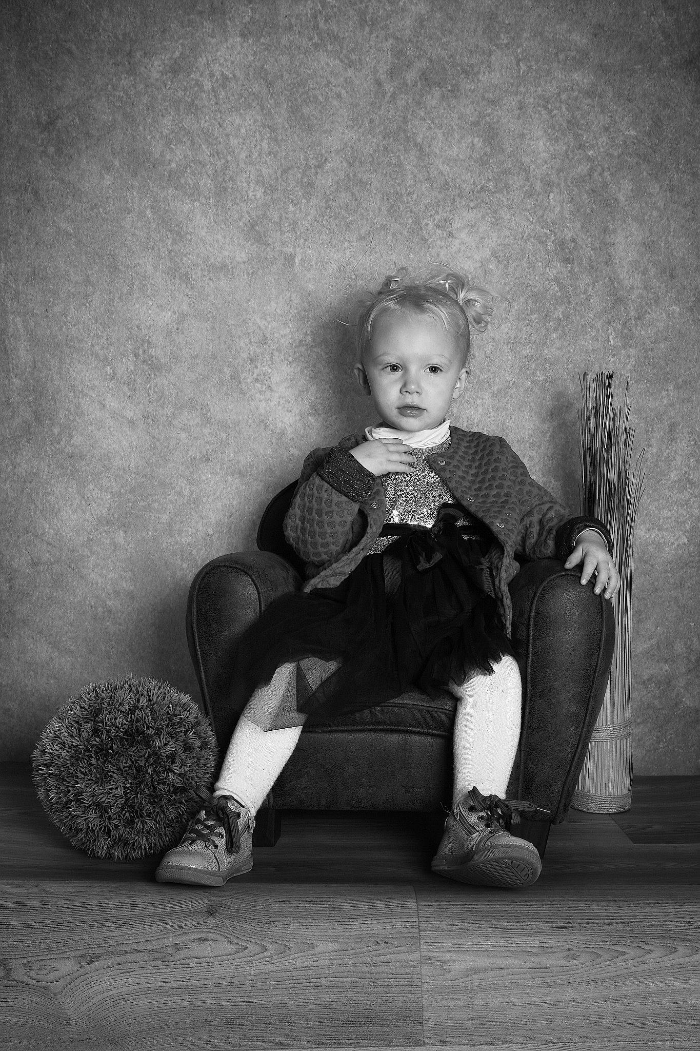 Louna a rejoint le concours — aidez-le/la à gagner de superbes lots ! beard, black, black_and_white, boot, darkness, flash_photography, fun, grey, human_body, human_leg, knee, leg, monochrome, monochrome_photography, person, shoe, sitting, stock_photography, style, tints_and_shades