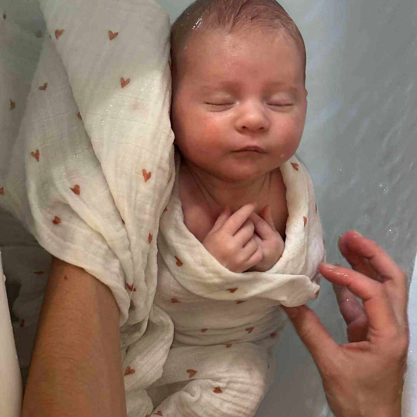 Norah participe au concours pour gagner de l'argent avec cette photo : baby, bath, blanket, care, closeup, comfort, hand, heart_pattern, human, infant, newborn, peaceful, person, rest, skin, sleeping, soft, tender, water, wrapped