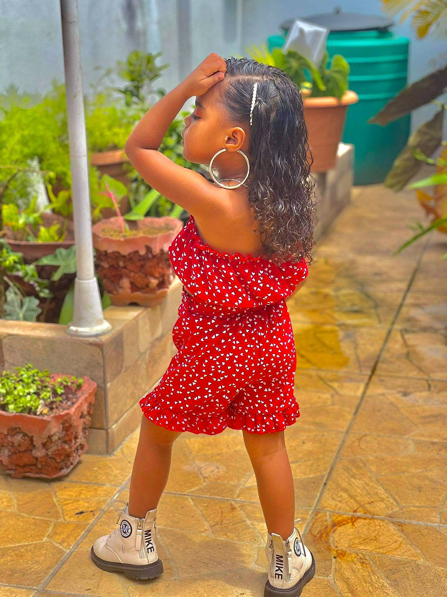 Sephora a rejoint le concours — aidez-le/la à gagner de superbes lots ! baby_toddler_clothing, black_hair, child, event, flooring, flowerpot, footwear, fun, happy, houseplant, human_leg, leisure, magenta, person, plant, play, sandal, thigh, toddler, vacation