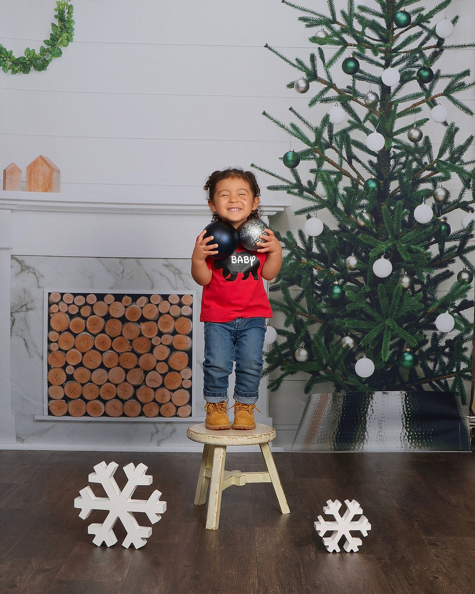 Isela is registered to the contest to win money with this photo: boot, christmas, christmas_decoration, christmas_tree, conifer, cypress_family, denim, evergreen, fir, holiday, human, jeans, joy, laminate_flooring, ornament, person, pine, pine_family, stool