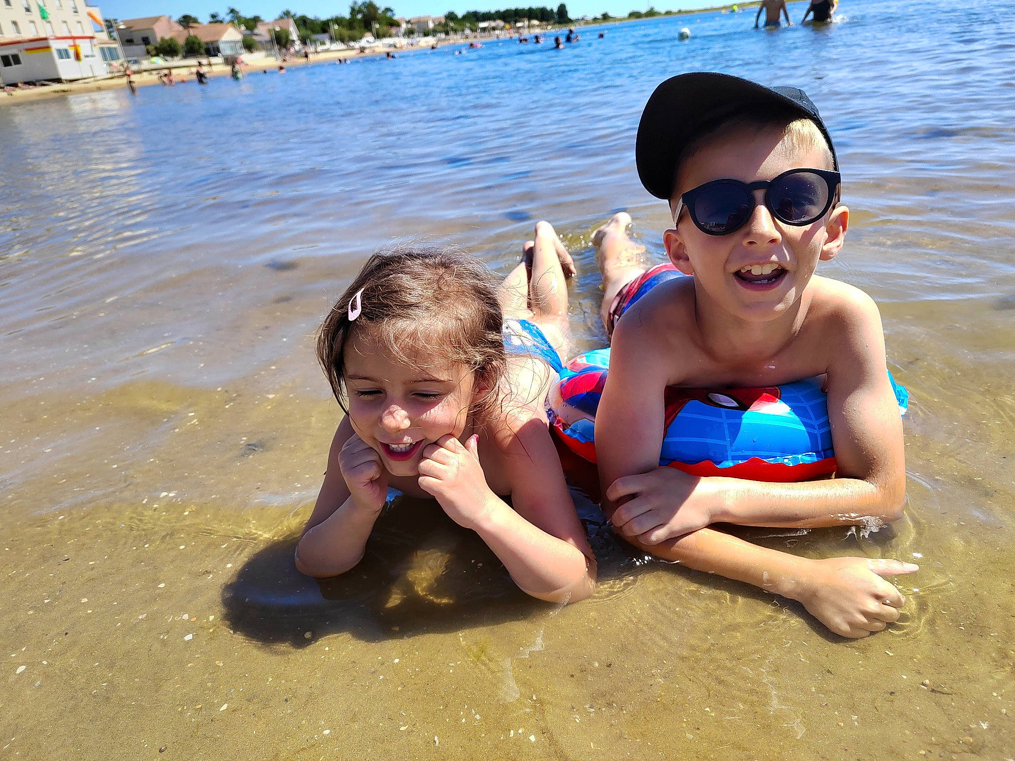 Léa a rejoint le concours — aidez-le/la à gagner de superbes lots ! beach, body_of_water, cool, eyewear, fun, glasses, goggles, happy, hat, headgear, joy, lake, leisure, people_on_beach, person, shorts, smile, sunglasses, swimwear, travel