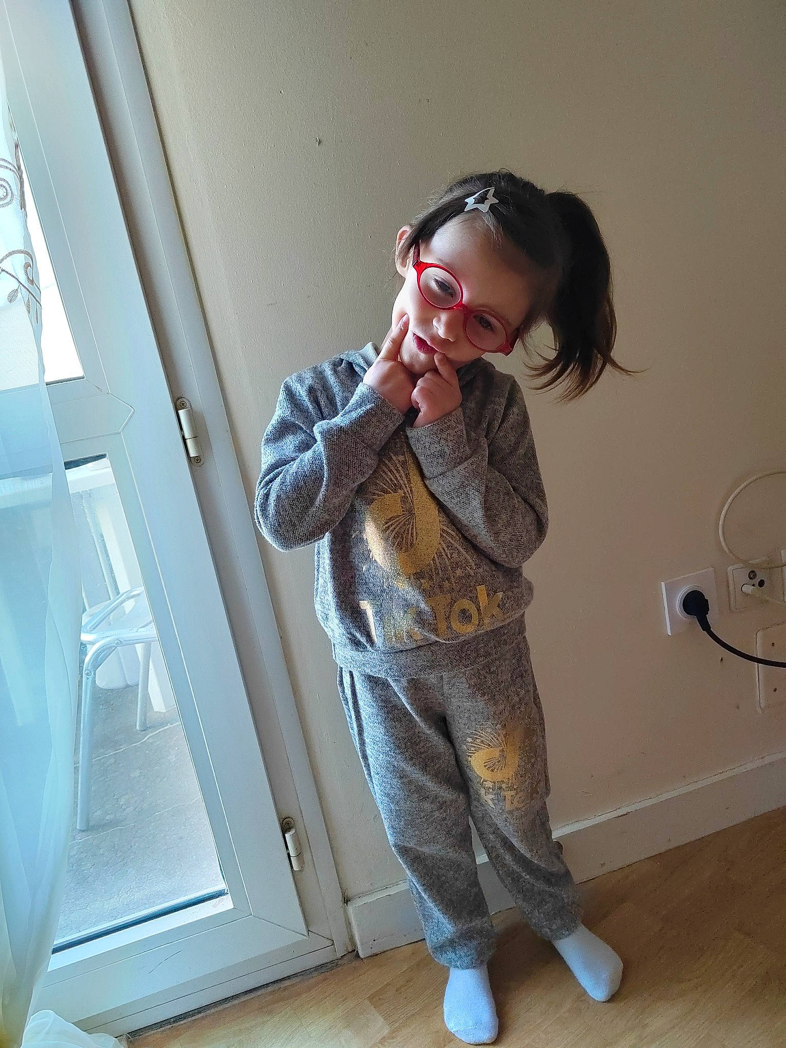 Léa a rejoint le concours — aidez-le/la à gagner de superbes lots ! bag, elbow, eyewear, fashion_design, flooring, fun, fur, goggles, human_leg, joint, knee, pattern, person, personal_protective_equipment, room, shoulder, sleeve, sunglasses, toddler, vision_care