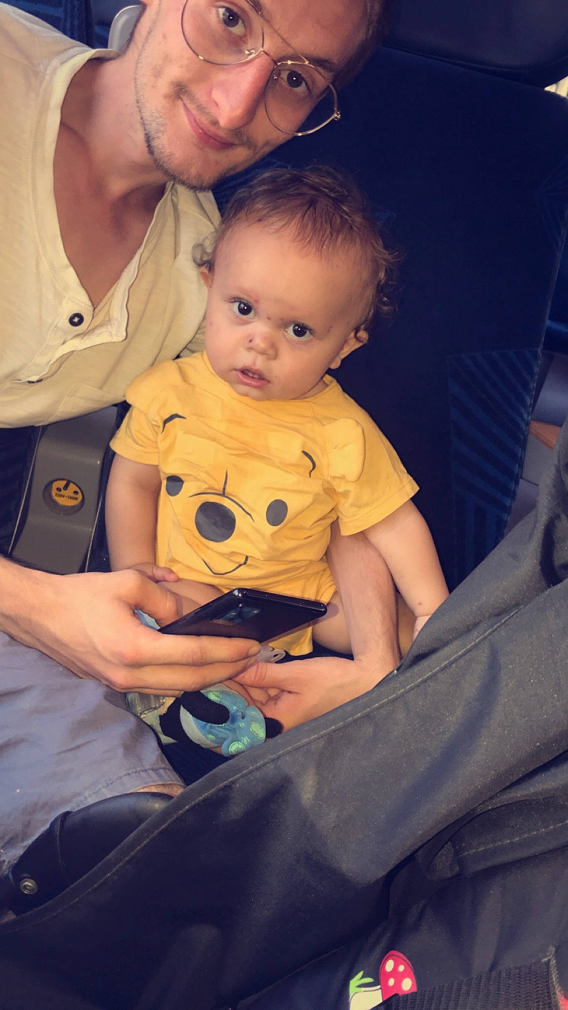 Naël a rejoint le concours — aidez-le/la à gagner de superbes lots ! abdomen, baby, cheek, child, comfort, elbow, finger, flash_photography, fun, gesture, hairstyle, happy, lap, nose, person, sitting, skin, smile, t_shirt, toddler