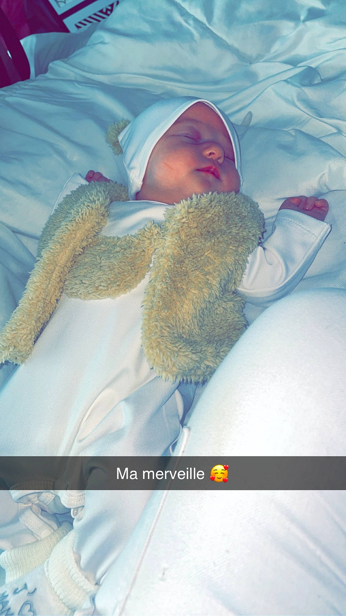 Milana a rejoint le concours — aidez-le/la à gagner de superbes lots ! baby, baby_products, baby_safety, baby_sleeping, bedding, bedtime, blanket, child, comfort, fur, hat, linens, nap, person, photo_caption, room, sleep, toddler, winter, wool