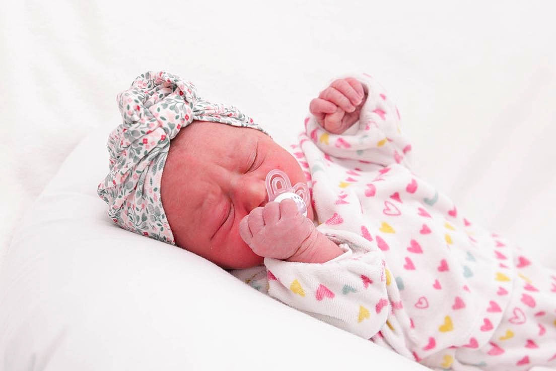 Milana participe au concours pour gagner de l'argent avec cette photo : baby, baby_sleeping, baby_toddler_clothing, bed_sheet, bedding, bedtime, cap, carmine, child, comfort, foot, hand, human_body, leg, linens, pattern, person, pink, sleeve, textile