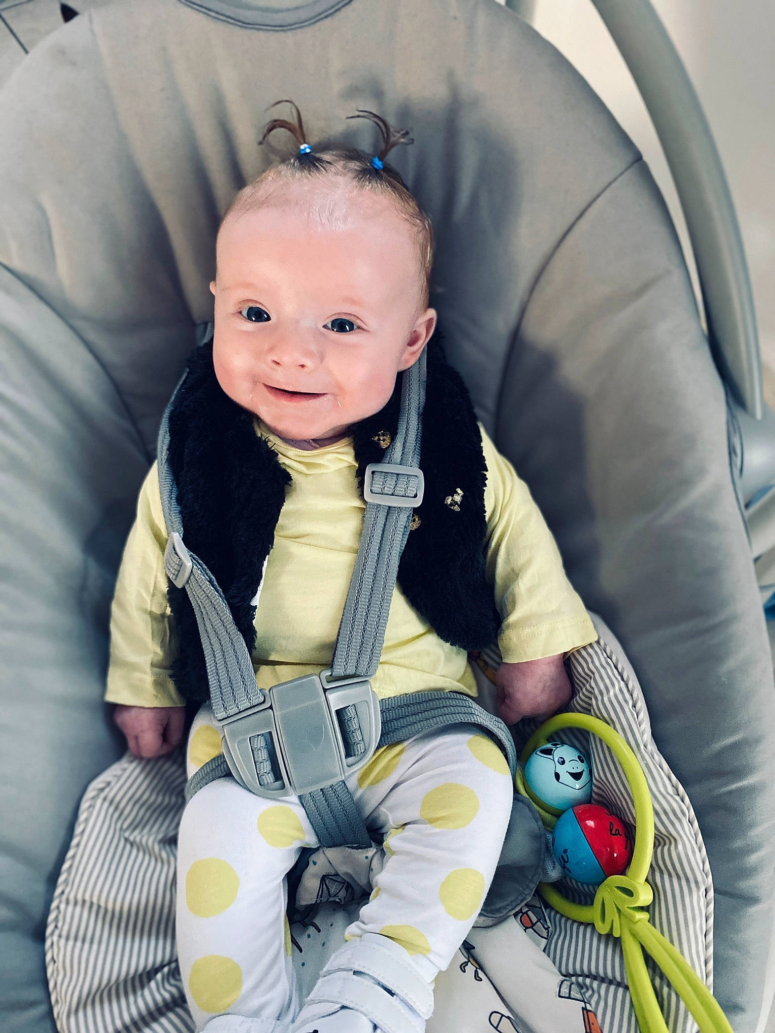 Léana participe au concours pour gagner de l'argent avec cette photo : auto_part, baby, baby_carriage, baby_in_car_seat, baby_products, baby_safety, baby_toddler_clothing, car_seat, chair, child, comfort, face, flash_photography, fun, happy, joy, outerwear, person, personal_protective_equipment, sitting