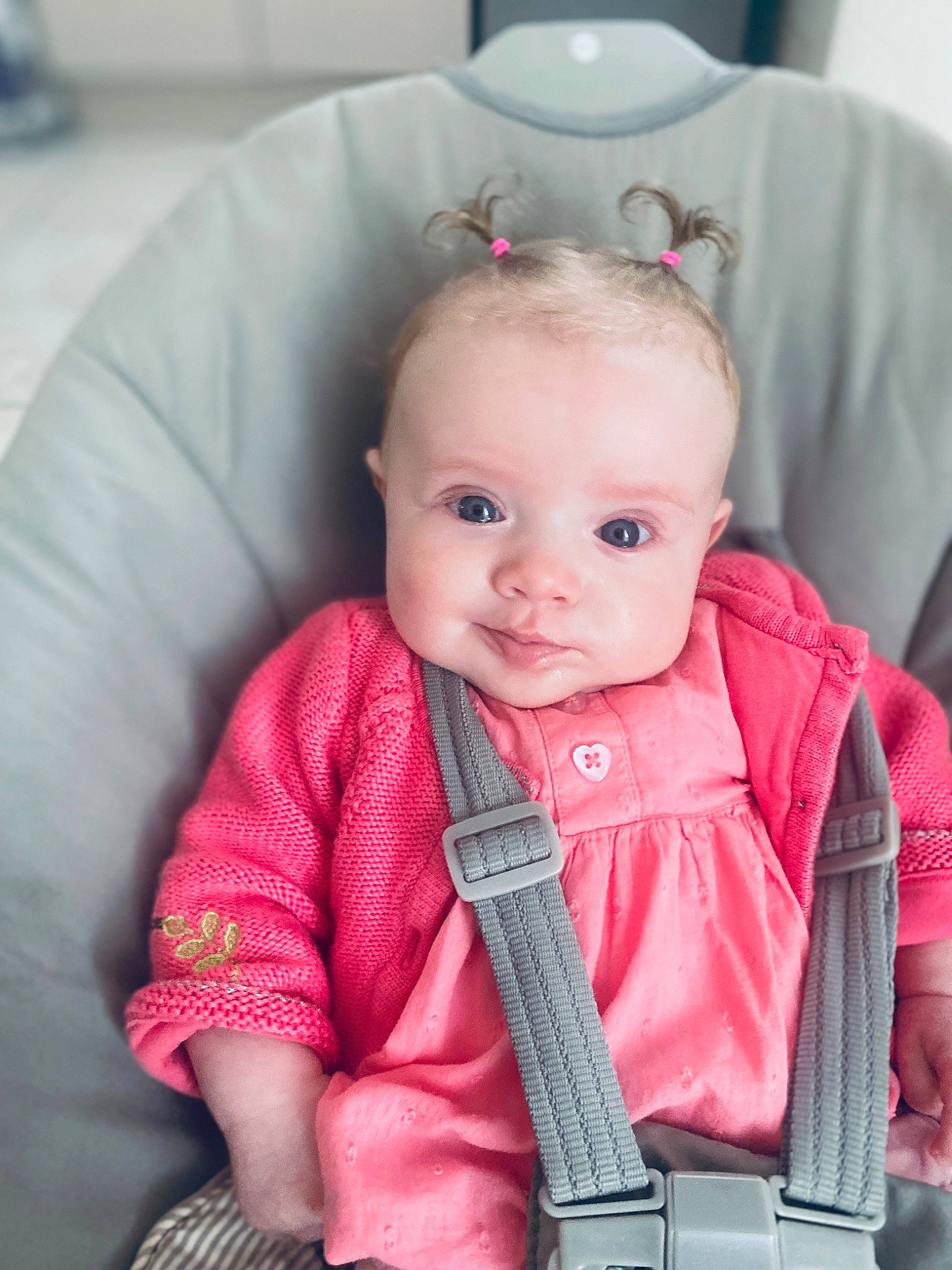 Léana a rejoint le concours — aidez-le/la à gagner de superbes lots ! baby, baby_products, baby_toddler_clothing, cheek, child, collar, comfort, eye, face, happy, head, iris, lip, person, pink, seat_belt, sitting, skin, sleeve, smile