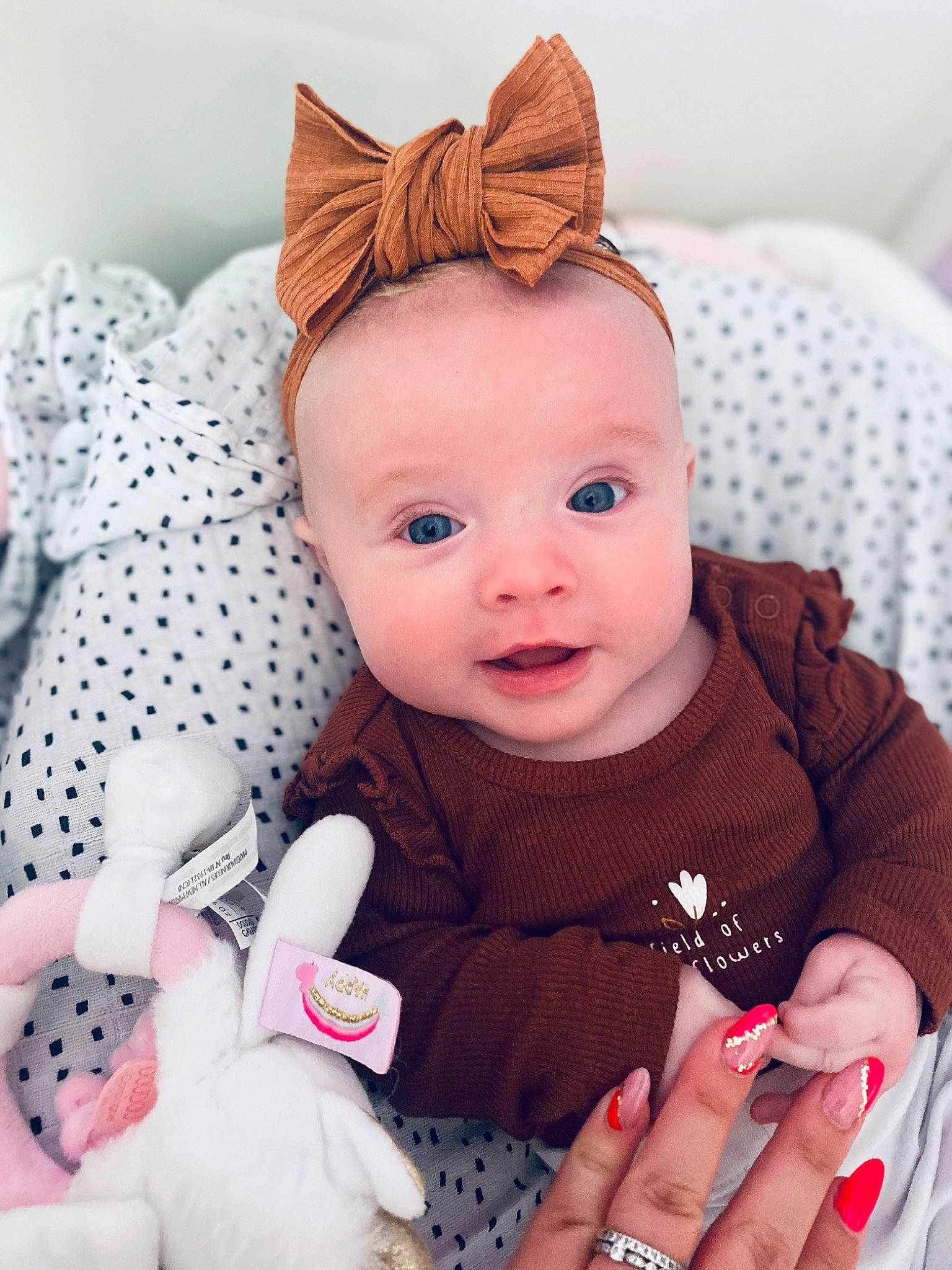 Léana a rejoint le concours — aidez-le/la à gagner de superbes lots ! baby, baby_toddler_clothing, cheek, comfort, eye, face, happy, head, human_body, lip, mammal, nose, organ, person, pink, product, skin, sleeve, smile, textile