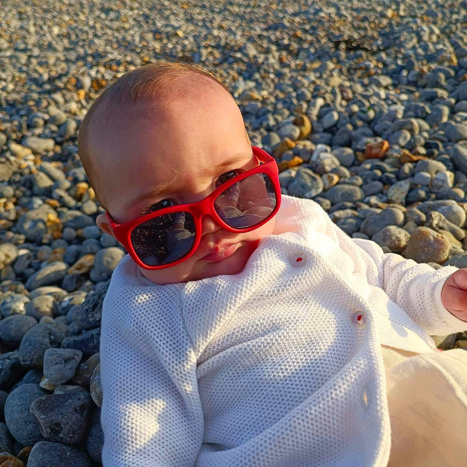 Romane a rejoint le concours — aidez-le/la à gagner de superbes lots ! azure, baby_toddler_clothing, beach, cloud, electric_blue, eyewear, fun, glasses, goggles, happy, horizon, landscape, morning, pattern, people_in_nature, sky, summer, sunglasses, travel, vision_care