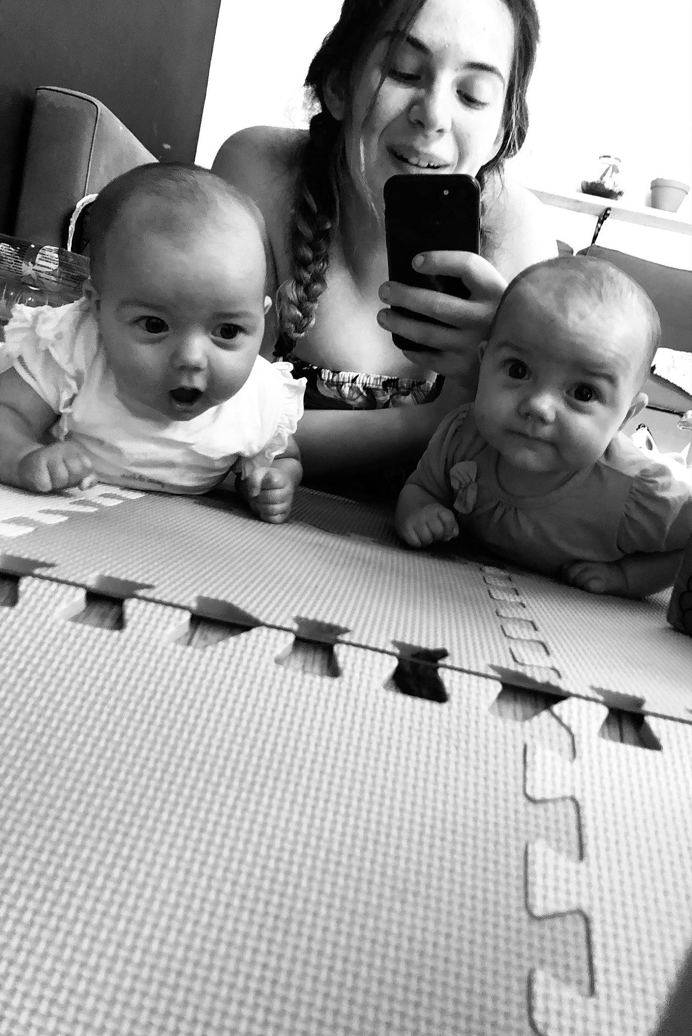 Romane Et Capucine a rejoint le concours — aidez-le/la à gagner de superbes lots ! baby, black, black_and_white, cloud, eye, face, facial_expression, fun, happy, human, iris, monochrome, person, photograph, skin, smile, standing, style, table, toddler