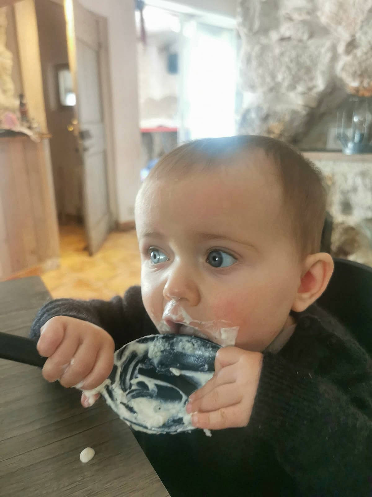 Lyssana participe au concours pour gagner de l'argent avec cette photo : baby, chair, child, comfort_food, cuisine, dessert, dish, eating, flooring, food, gimbap, ingredient, person, play, side_dish, sitting, table, tableware, thumb, toddler