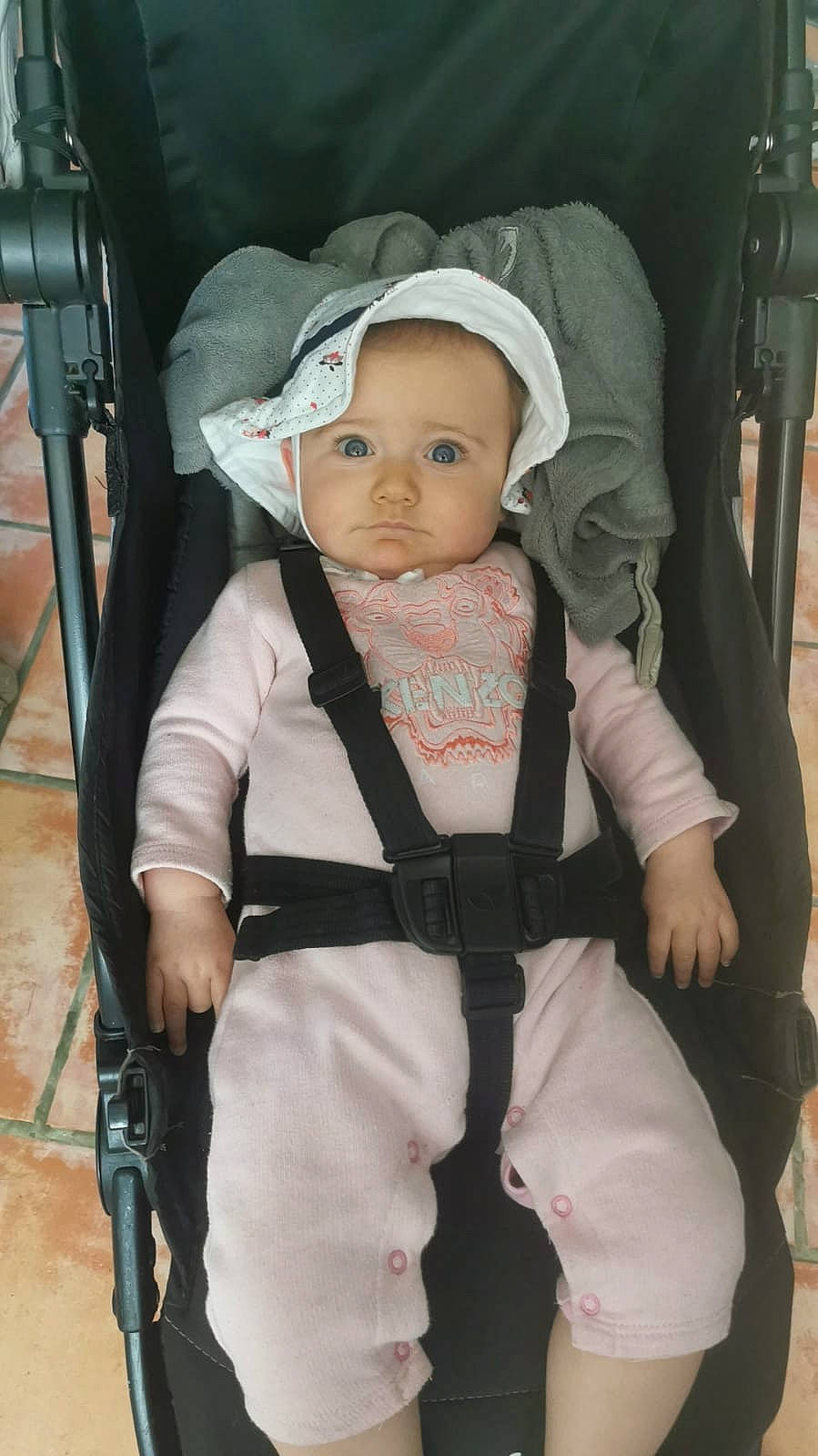 Lyssana participe au concours pour gagner de l'argent avec cette photo : baby, baby_carriage, baby_products, baby_safety, baby_toddler_clothing, cap, car_seat, cheek, child, comfort, eye, fashion_accessory, headgear, person, personal_protective_equipment, seat_belt, sitting, skin, sleeve, smile
