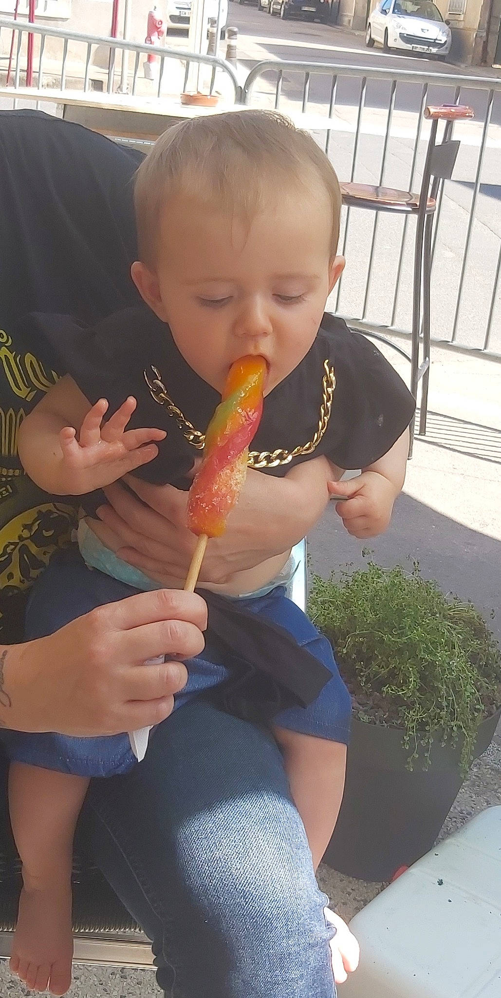 Lyssana a rejoint le concours — aidez-le/la à gagner de superbes lots ! baby, biting, child, cooking, cuisine, face, finger, flowerpot, food, fun, head, leg, musical_instrument, natural_foods, person, plant, sweet_corn, thigh, thumb, toddler