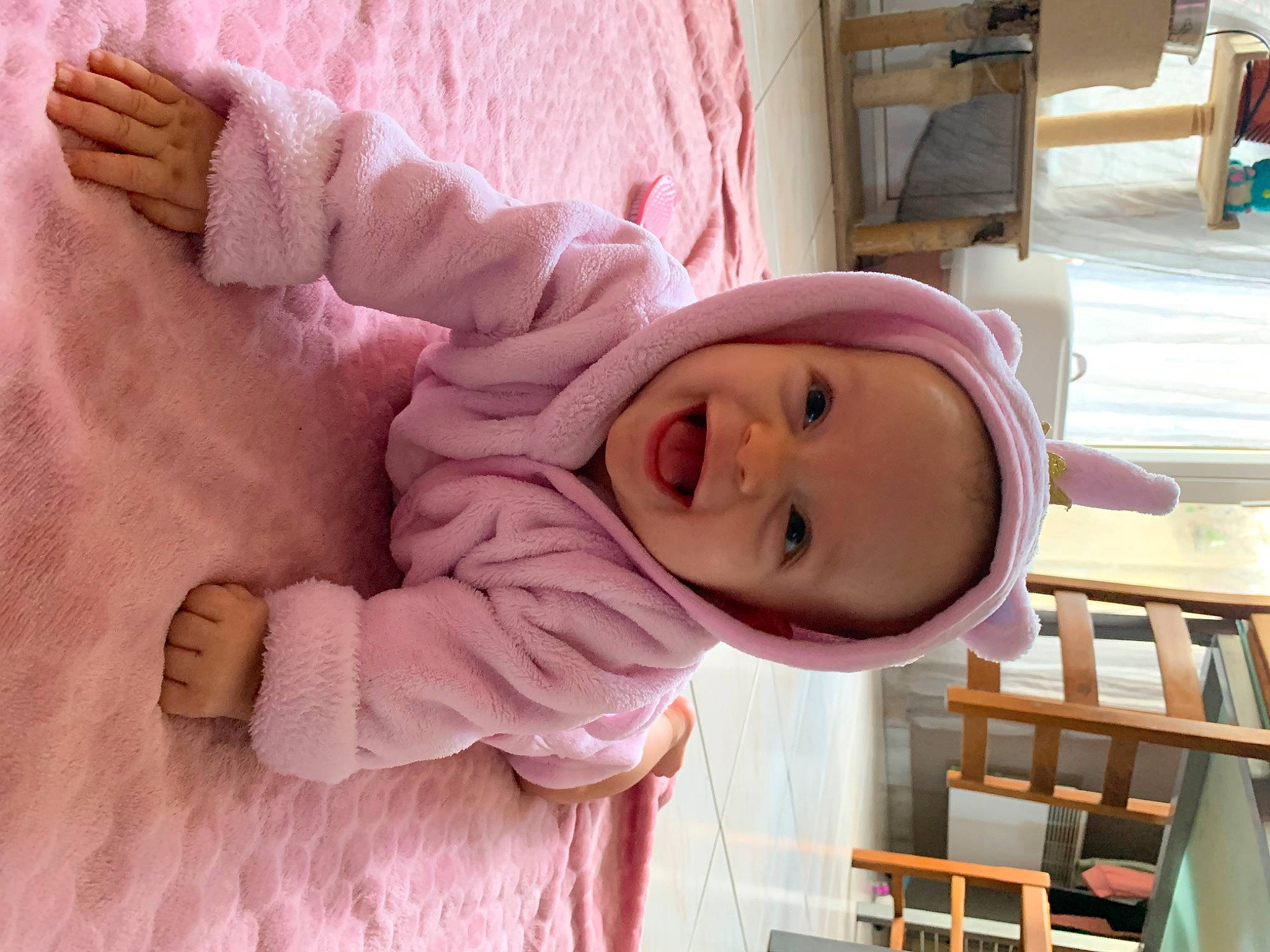 Dayana participe au concours pour gagner de l'argent avec cette photo : baby, baby_products, baby_toddler_clothing, cheek, child, comfort, fun, happy, hat, headgear, linens, nose, person, pink, skin, sleeve, smile, sun_hat, toddler, white