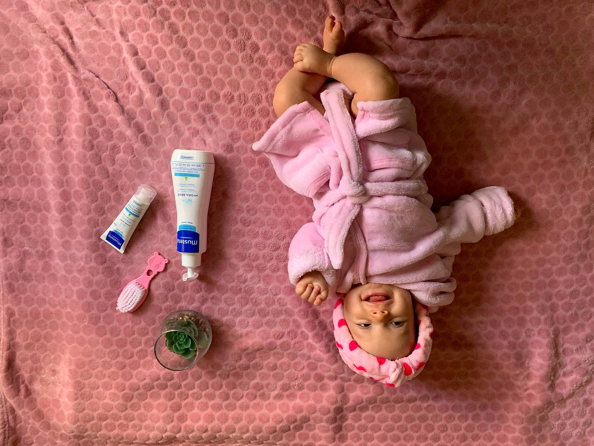 Dayana participe au concours pour gagner de l'argent avec cette photo : baby, baby_products, baby_sleeping, baby_toddler_clothing, baby_toys, button, comfort, foot, headwear, linens, magenta, nail, peach, person, pink, sock, stuffed_toy, textile, thumb, toy