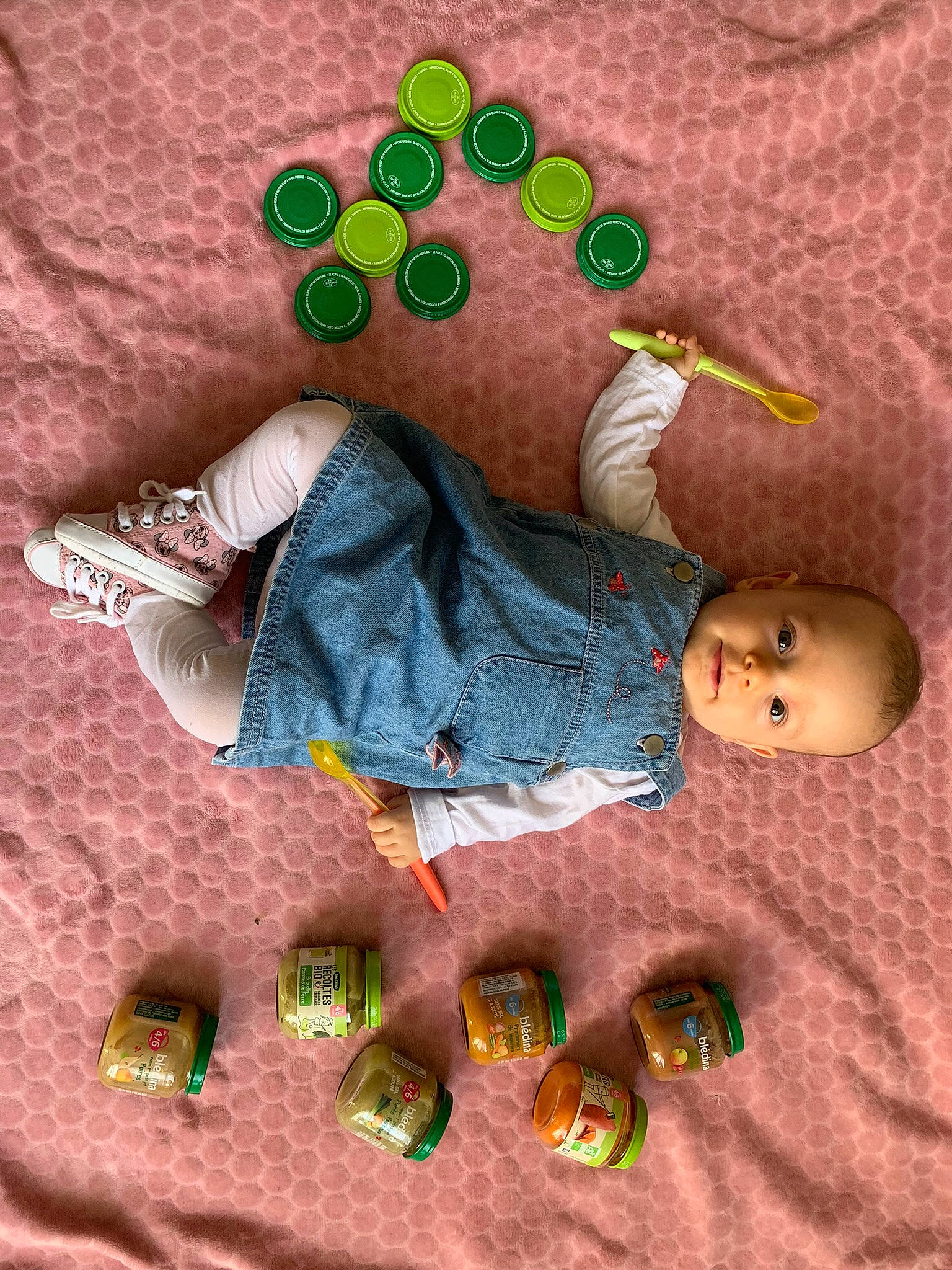 Dayana a rejoint le concours — aidez-le/la à gagner de superbes lots ! baby, baby_toddler_clothing, child, finger, gesture, grass, green, hand, mammal, nail, orange, product, skin, sleeve, textile, thumb, toddler, toy, vertebrate, wrist