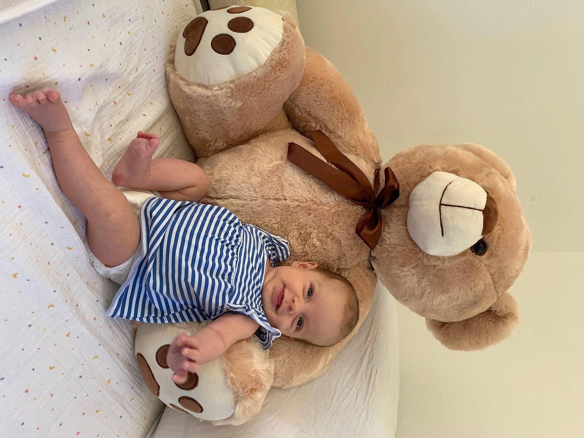 Dayana participe au concours pour gagner de l'argent avec cette photo : baby, baby_sleeping, baby_toddler_clothing, bedding, child, comfort, happy, hat, linens, mammal, person, plush, room, smile, stuffed_toy, textile, toddler, toy, vertebrate, white
