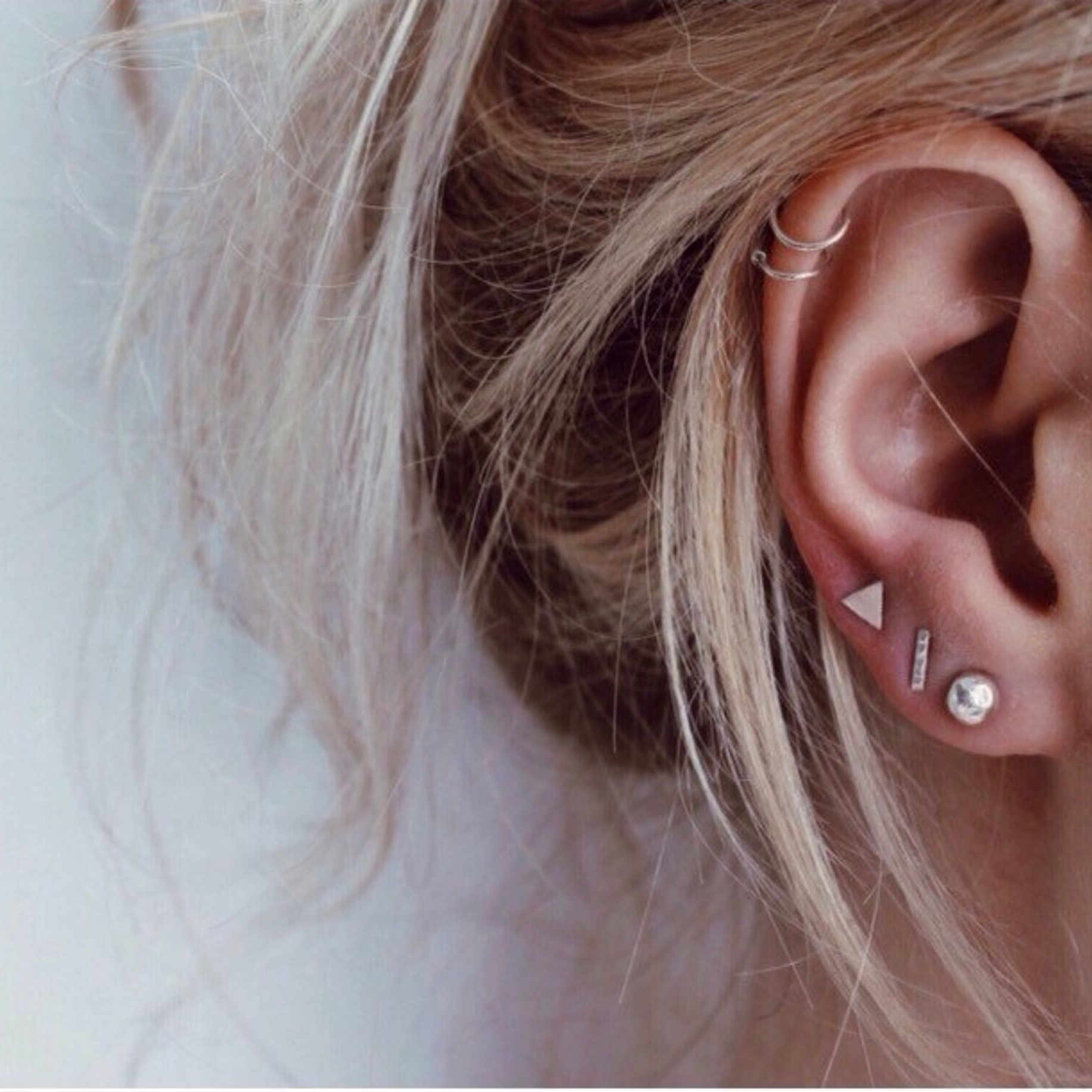 Julia participe au concours pour gagner de l'argent avec cette photo : brown_hair, cheek, chin, close_up, ear, earrings, eyebrow, forehead, girl, hair_coloring, hair_tie, jaw, jewellery, lip, long_hair, neck, nose
